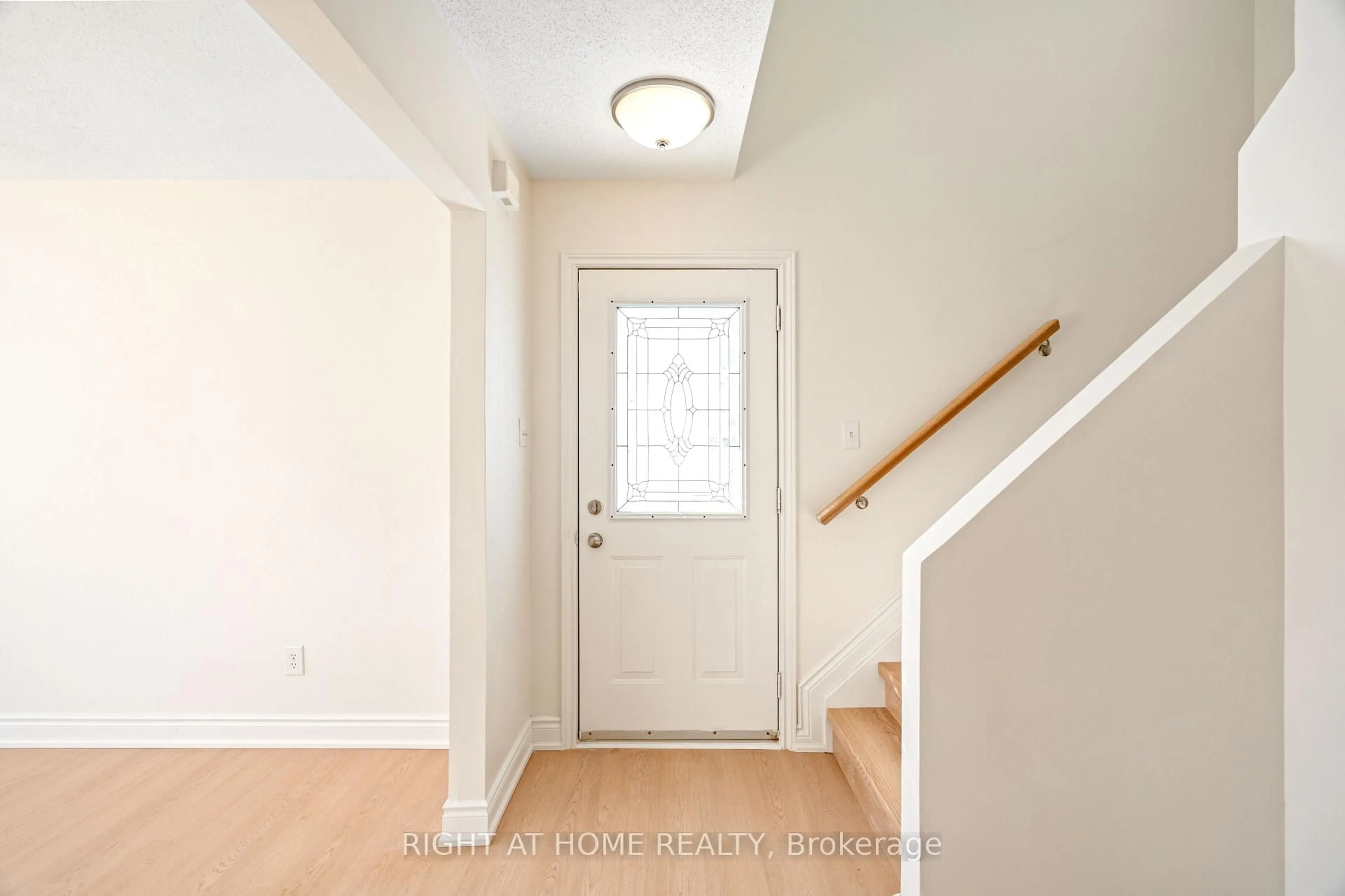 Indoor entryway for 254 Maude St, Almonte Ontario K0A 1A0
