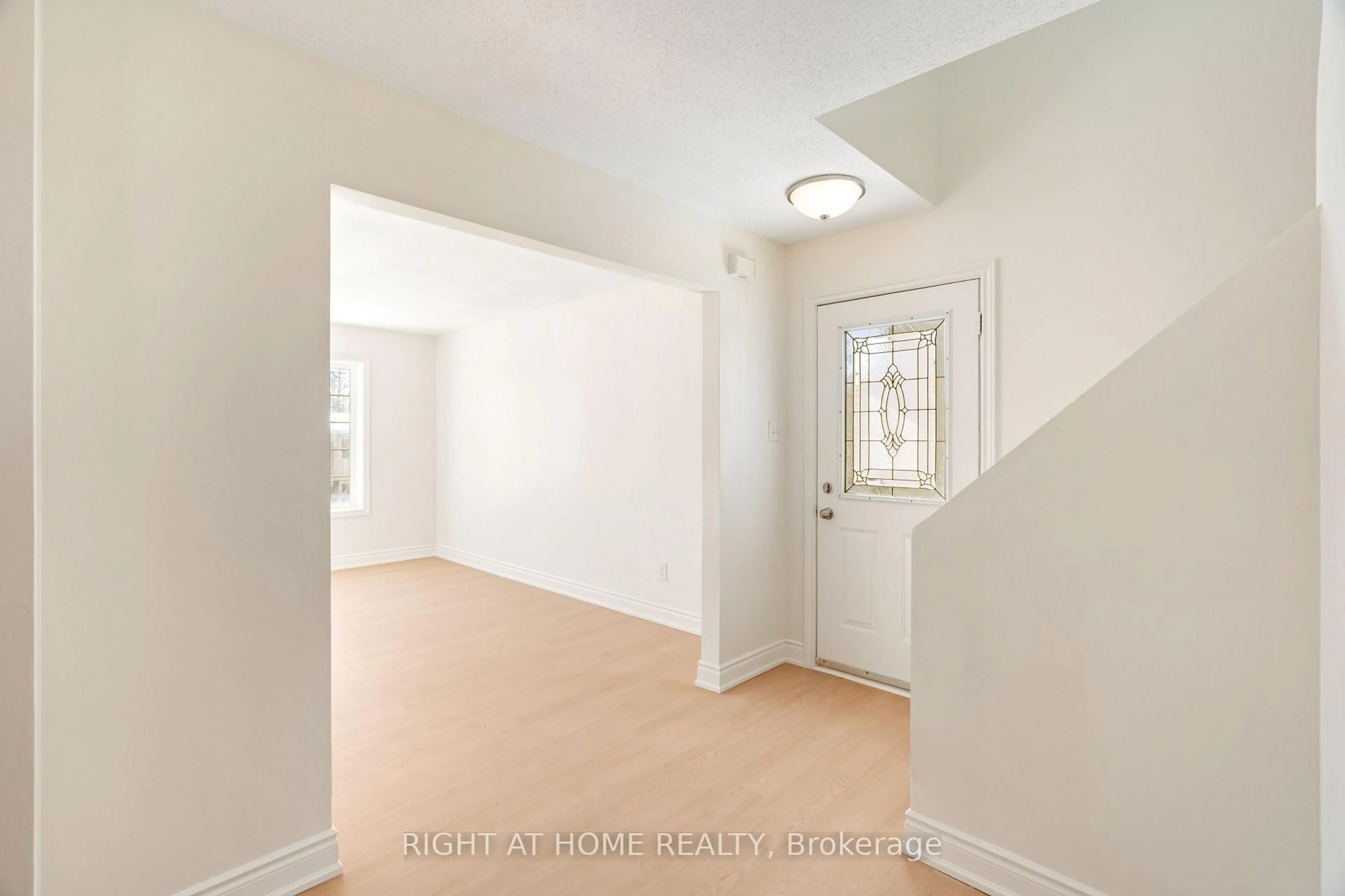 Indoor entryway for 254 Maude St, Almonte Ontario K0A 1A0