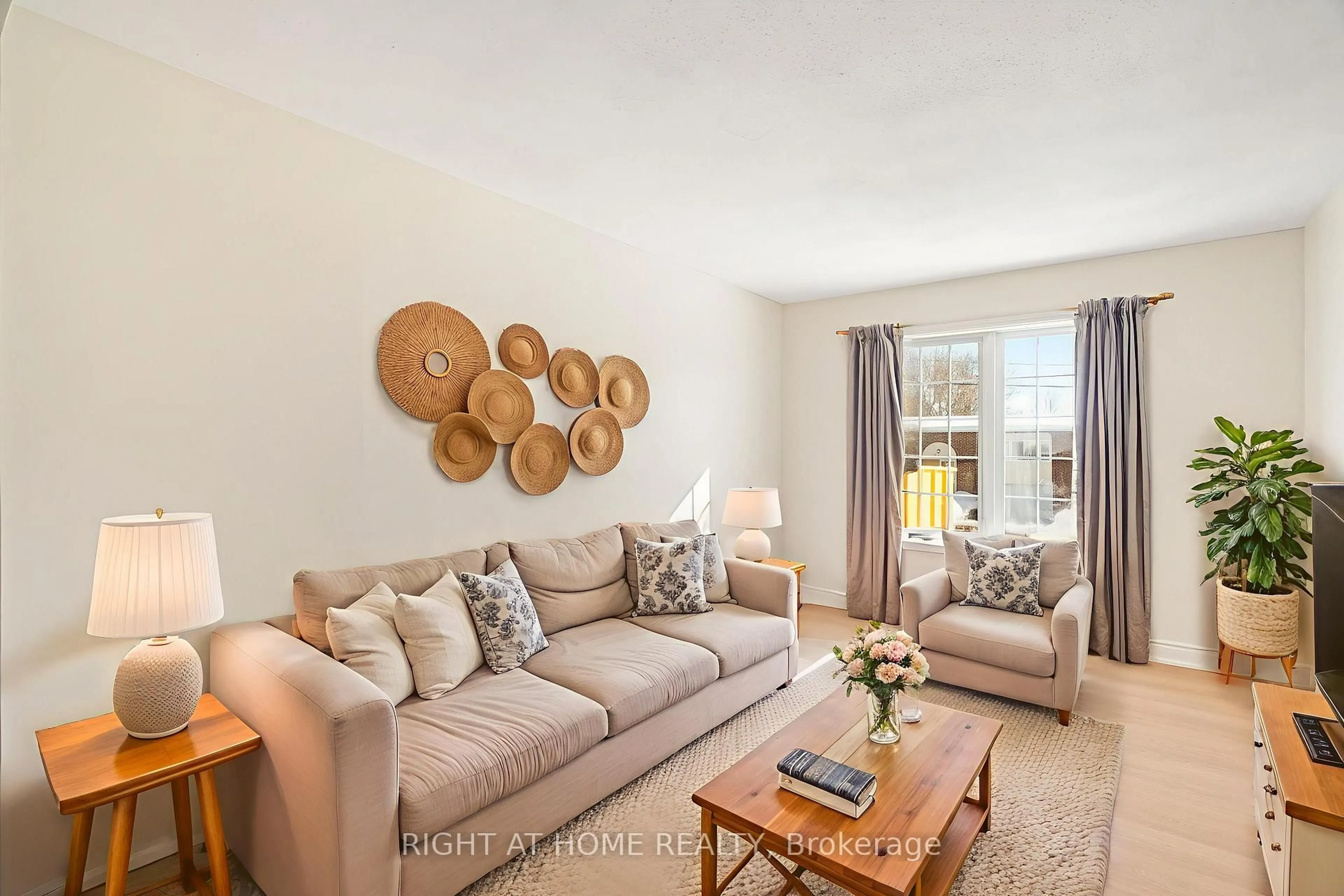 Living room with furniture, unknown for 254 Maude St, Almonte Ontario K0A 1A0