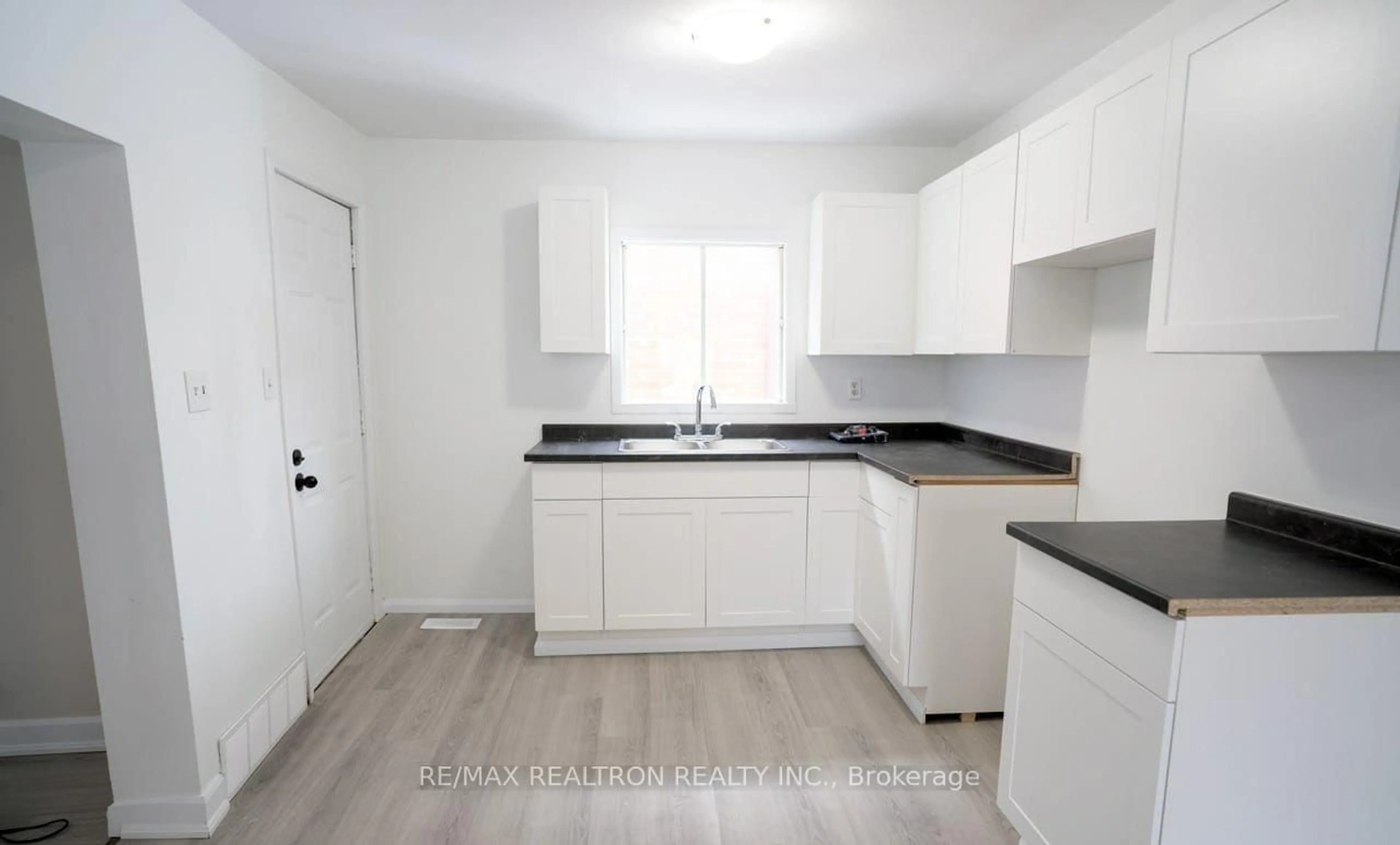 Standard kitchen, unknown for 6247 Taylor St, Niagara Falls Ontario L2G 2E9