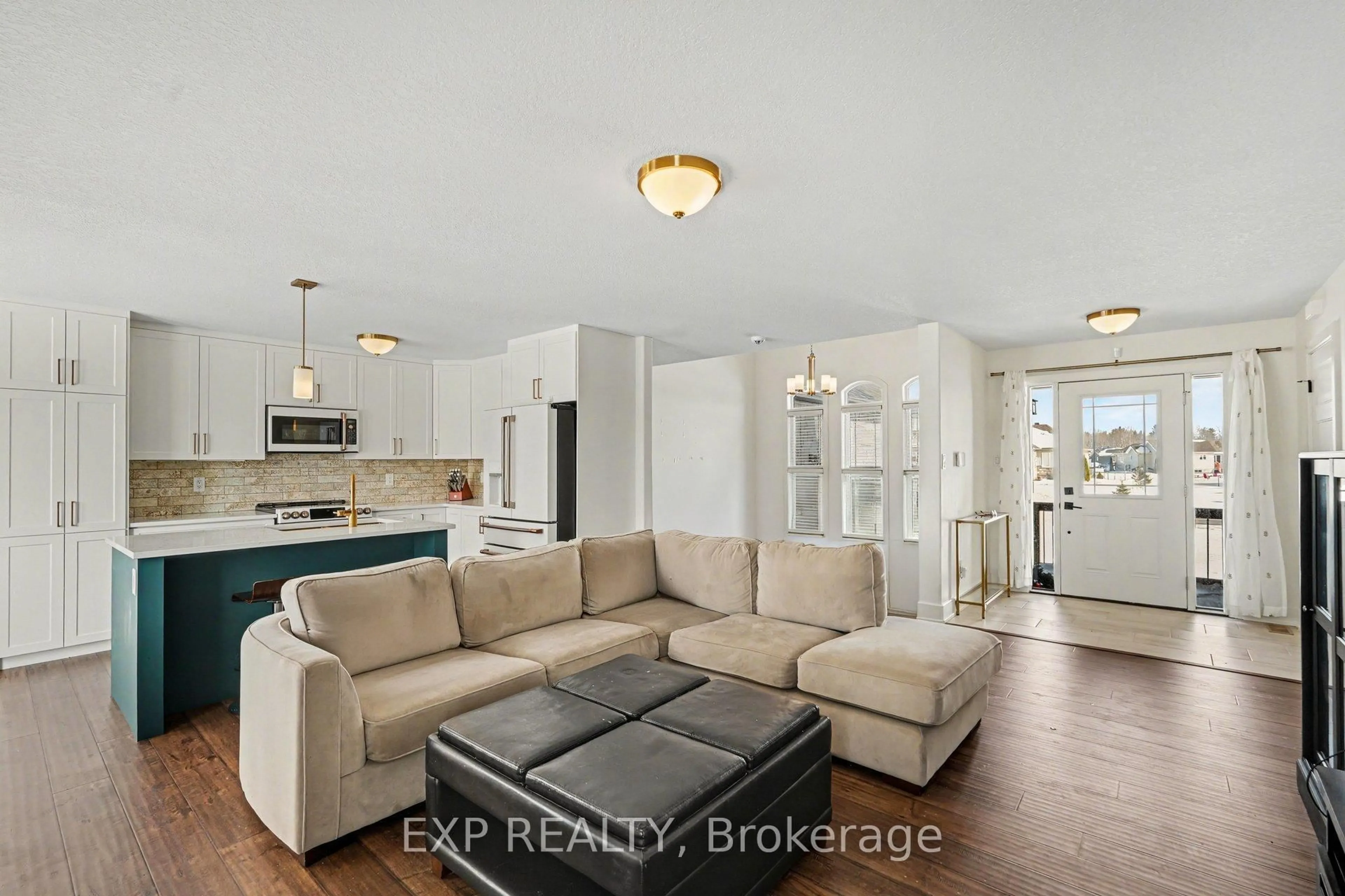 Open concept kitchen, unknown for 3512 Crosswind Cres, Osgoode Ontario K0A 2W0