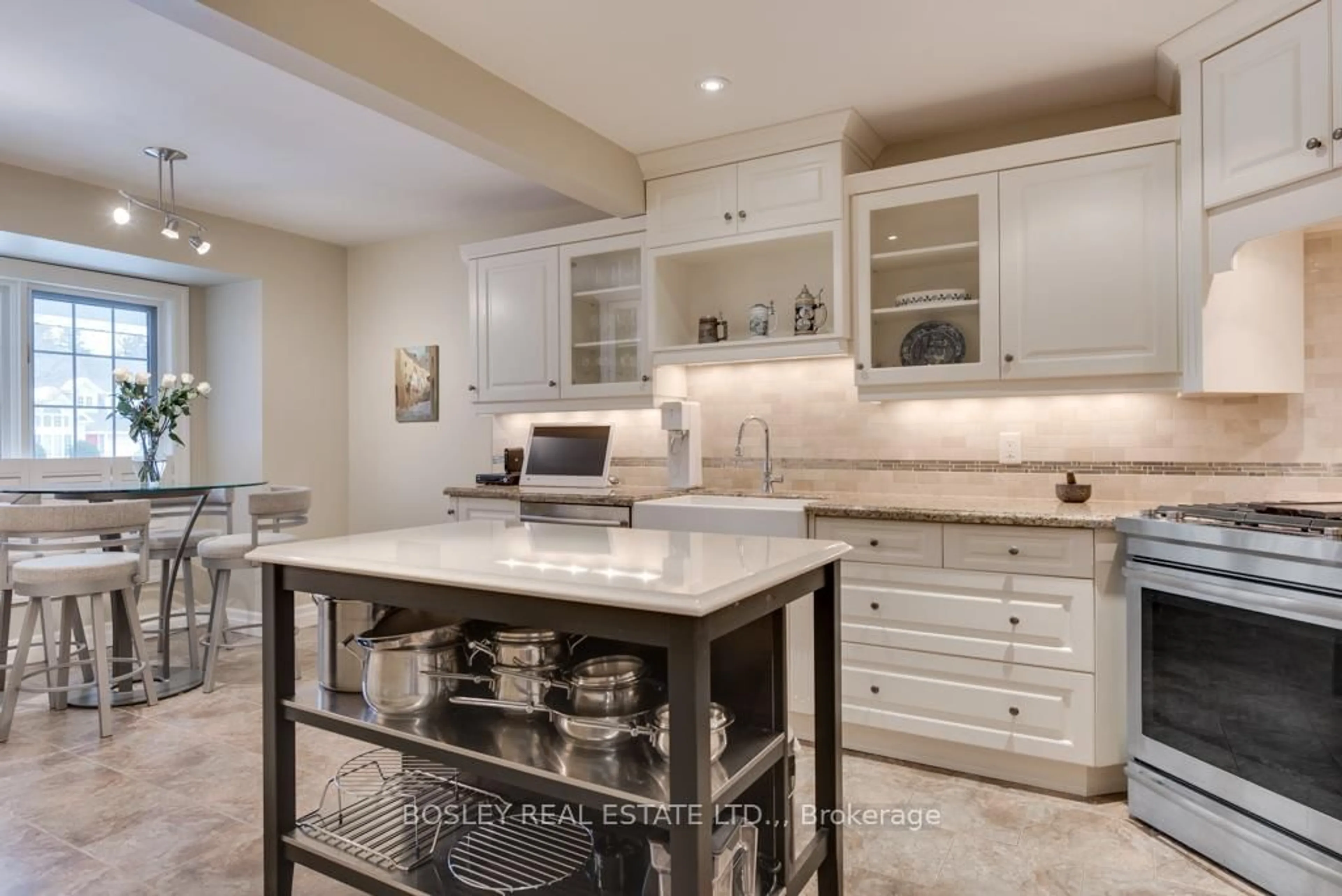 Open concept kitchen, ceramic/tile floor for 14 Weatherstone Crt, Niagara-on-the-Lake Ontario L0S 1J0