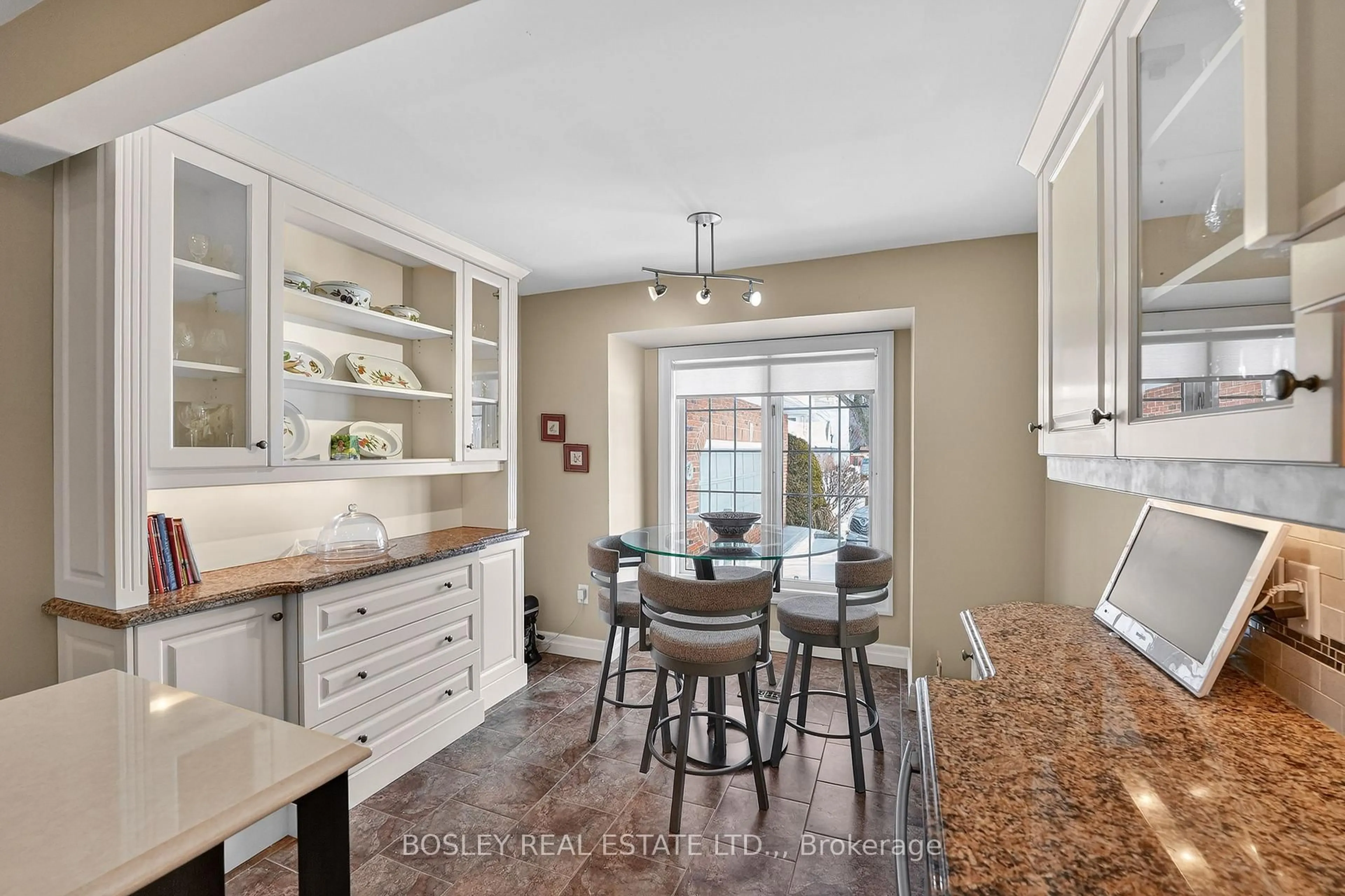 Open concept kitchen, ceramic/tile floor for 14 Weatherstone Crt, Niagara-on-the-Lake Ontario L0S 1J0