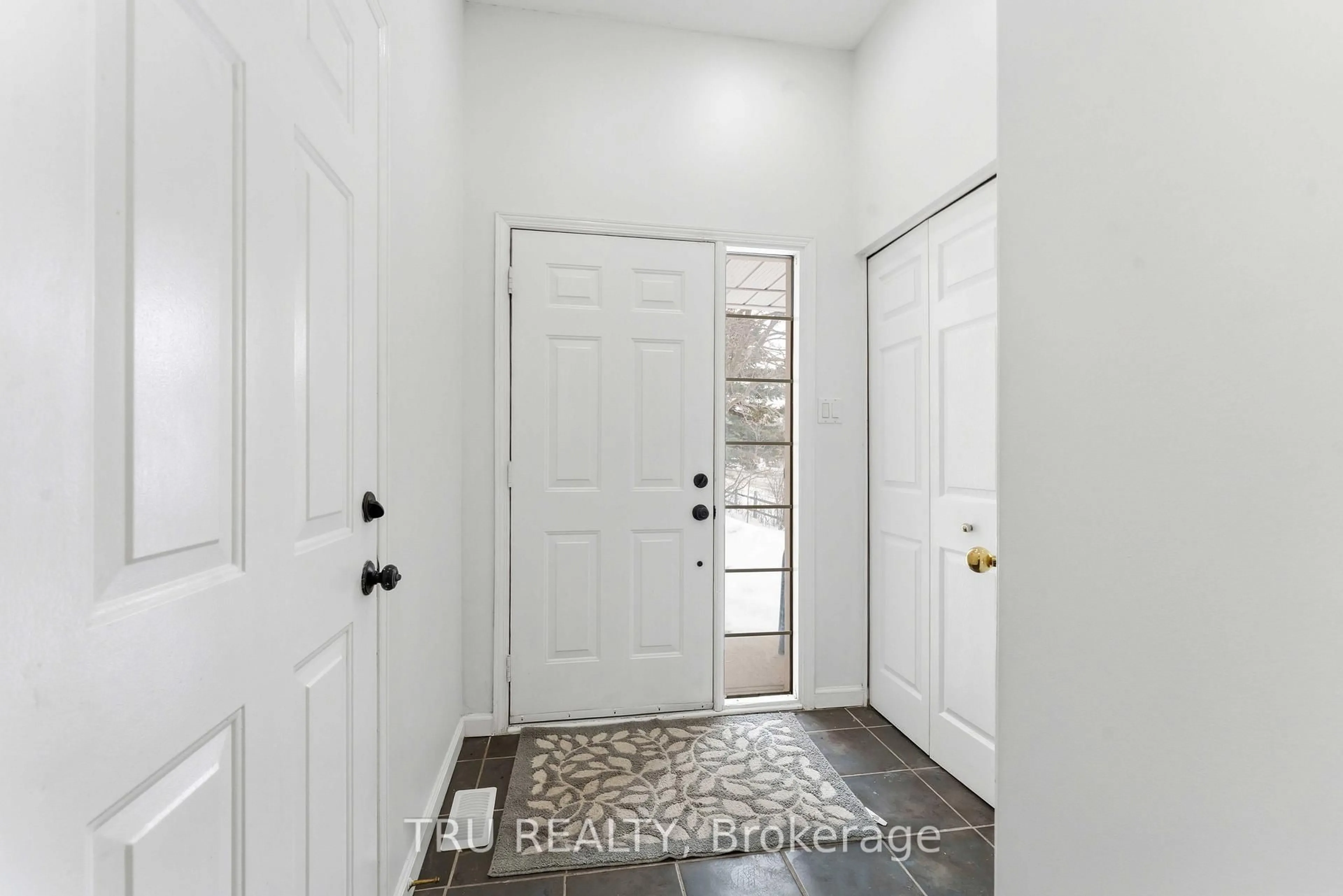 Indoor entryway for 37 Riverbank Crt, Stittsville Ontario K2S 1V7