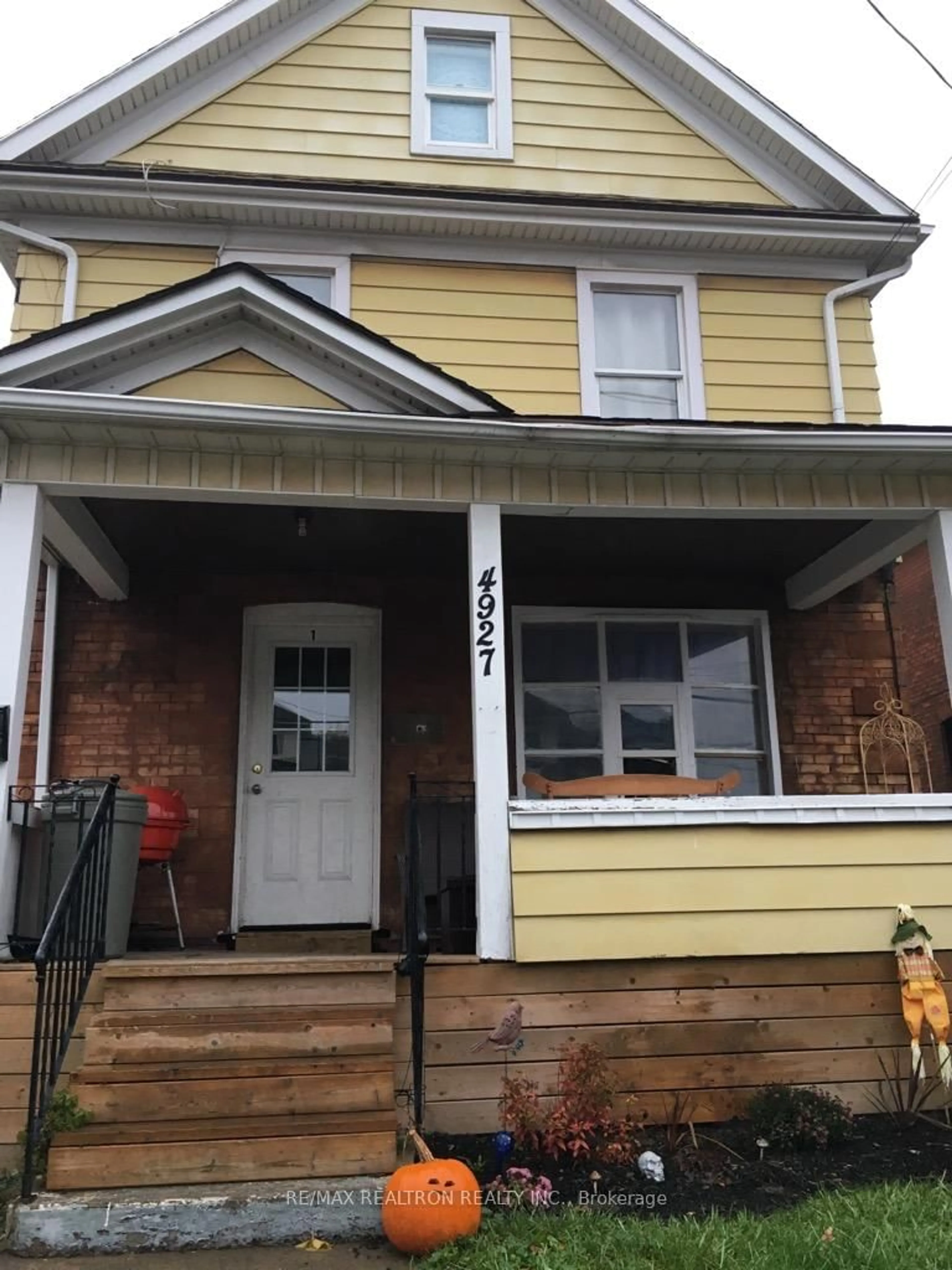 Home with vinyl exterior material, street for 4927 Morrison St, Niagara Falls Ontario L2E 2C4