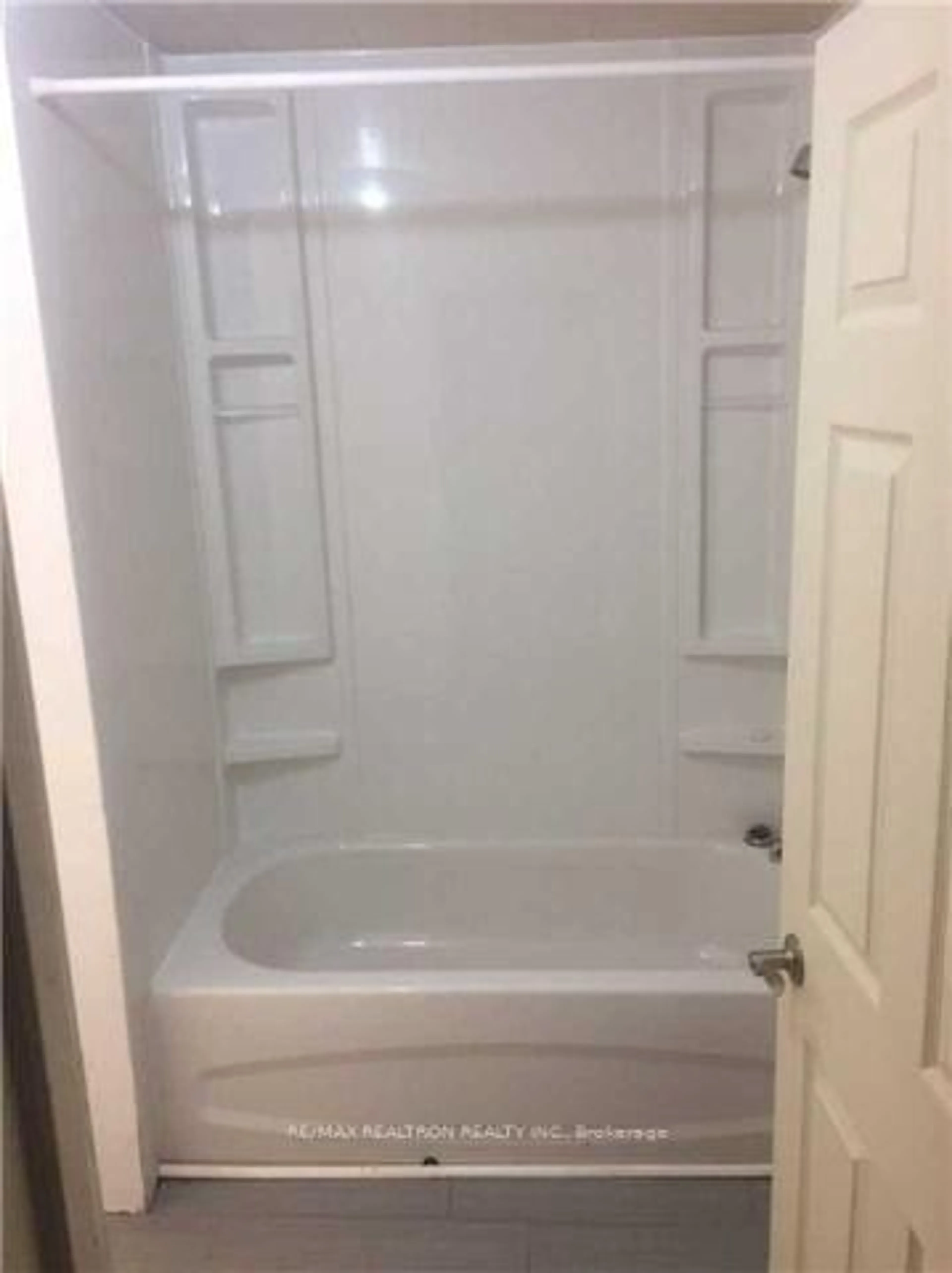 A pic of a room for 4927 Morrison St, Niagara Falls Ontario L2E 2C4