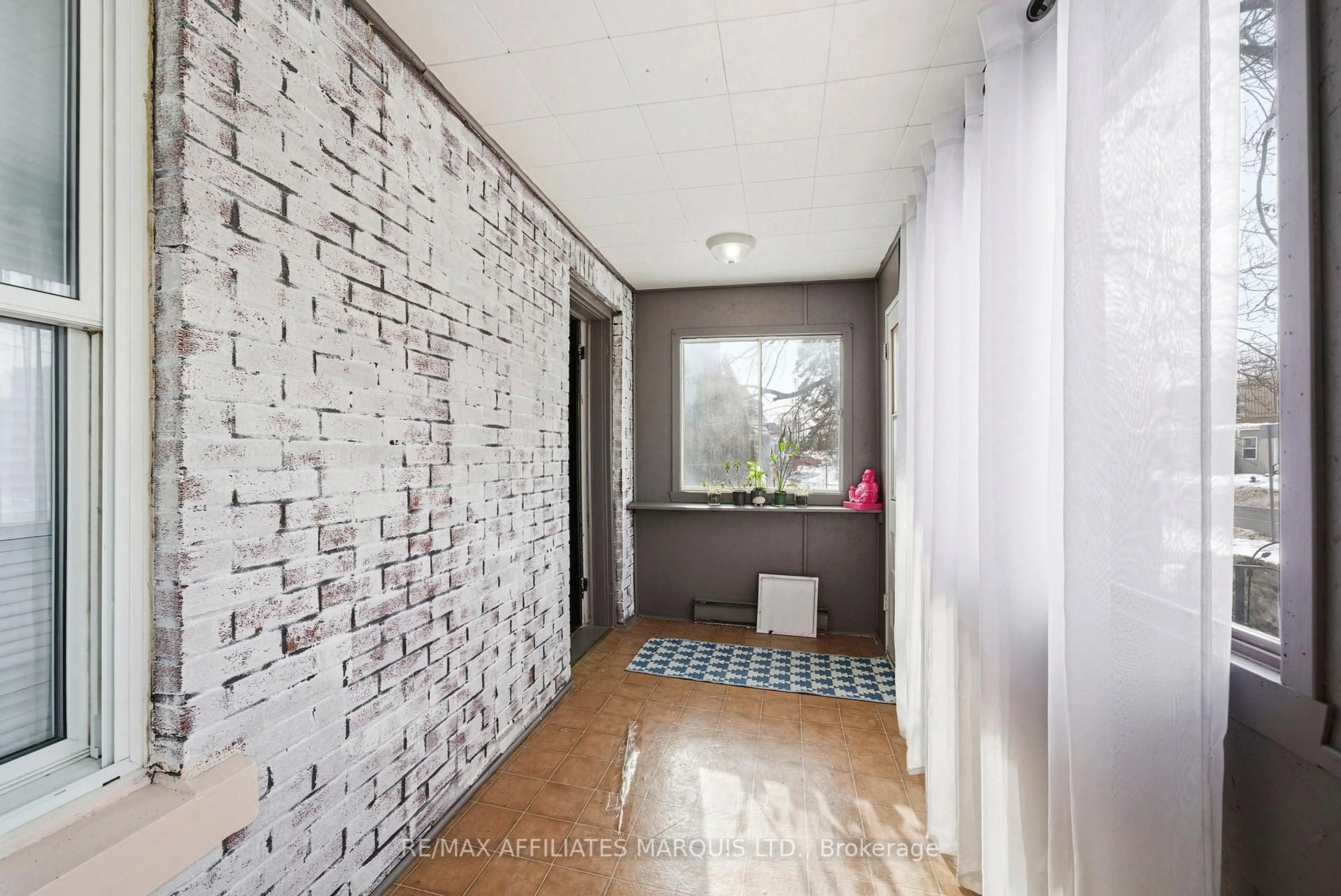 Indoor entryway for 409 Marlborough St, Cornwall Ontario K6H 4A5