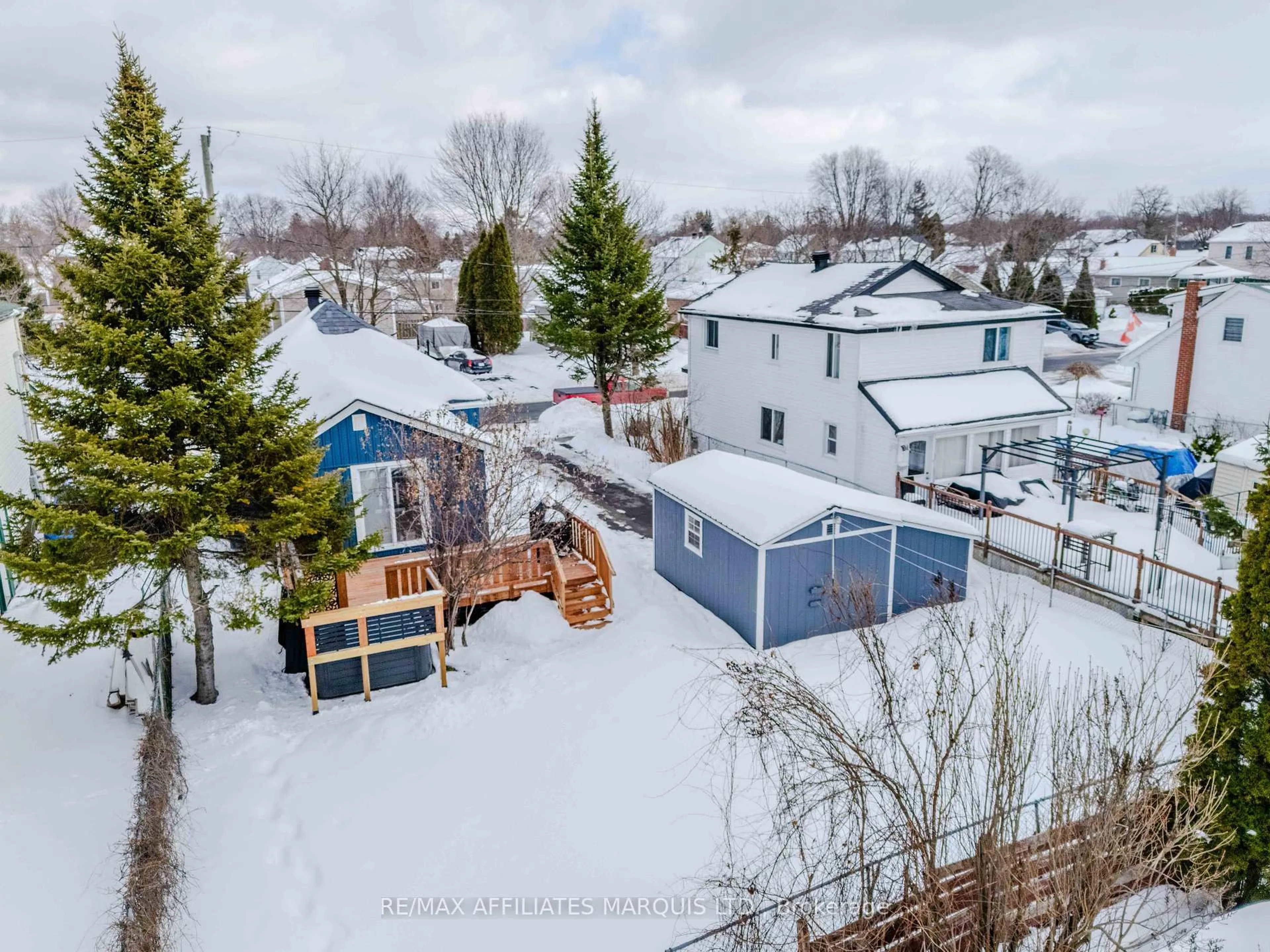 A pic from outside/outdoor area/front of a property/back of a property/a pic from drone, unknown for 1234 Notre Dame St, Cornwall Ontario K6J 4Y6