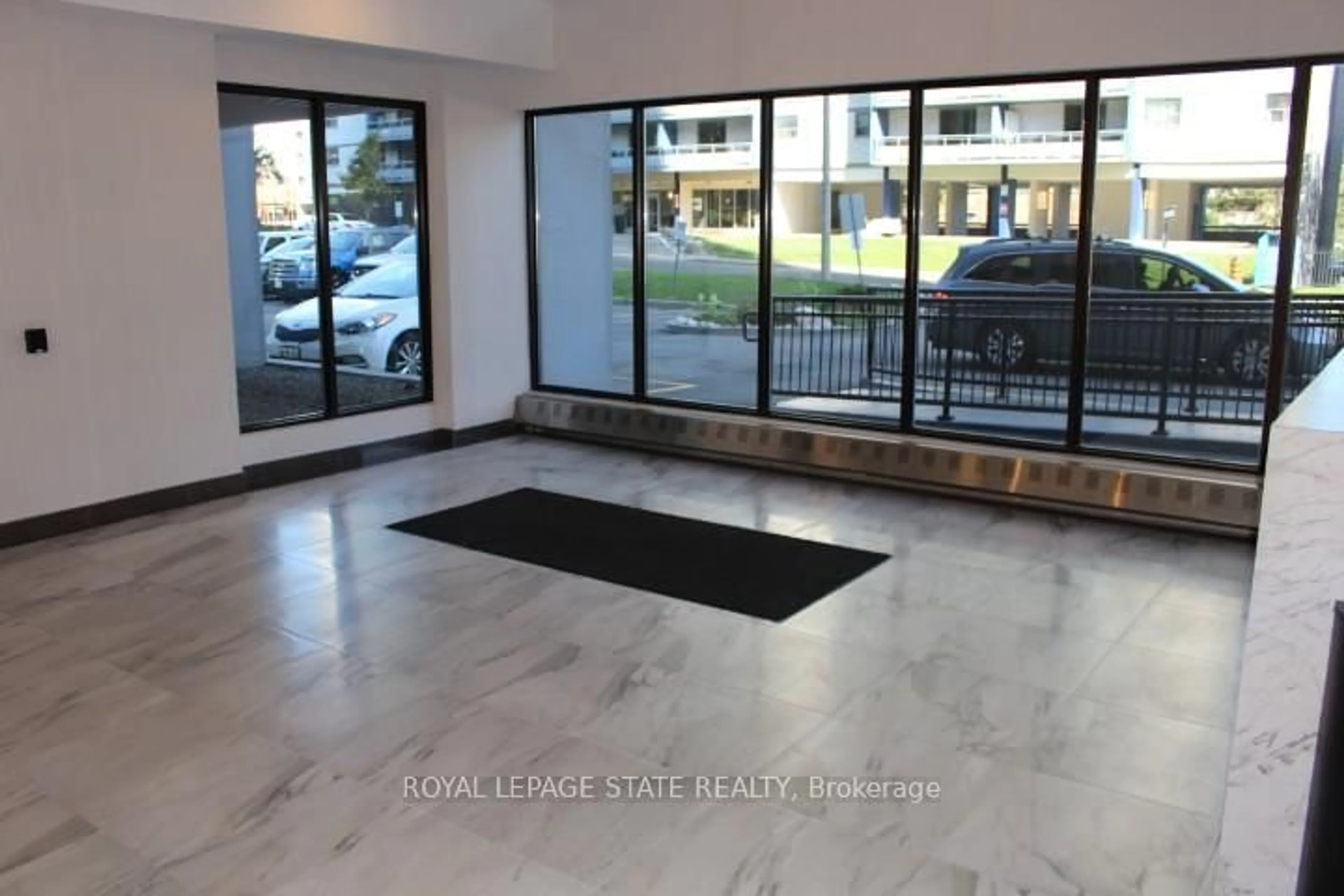 Indoor foyer for 150 Charlton Ave #1507, Hamilton Ontario L8N 3X3