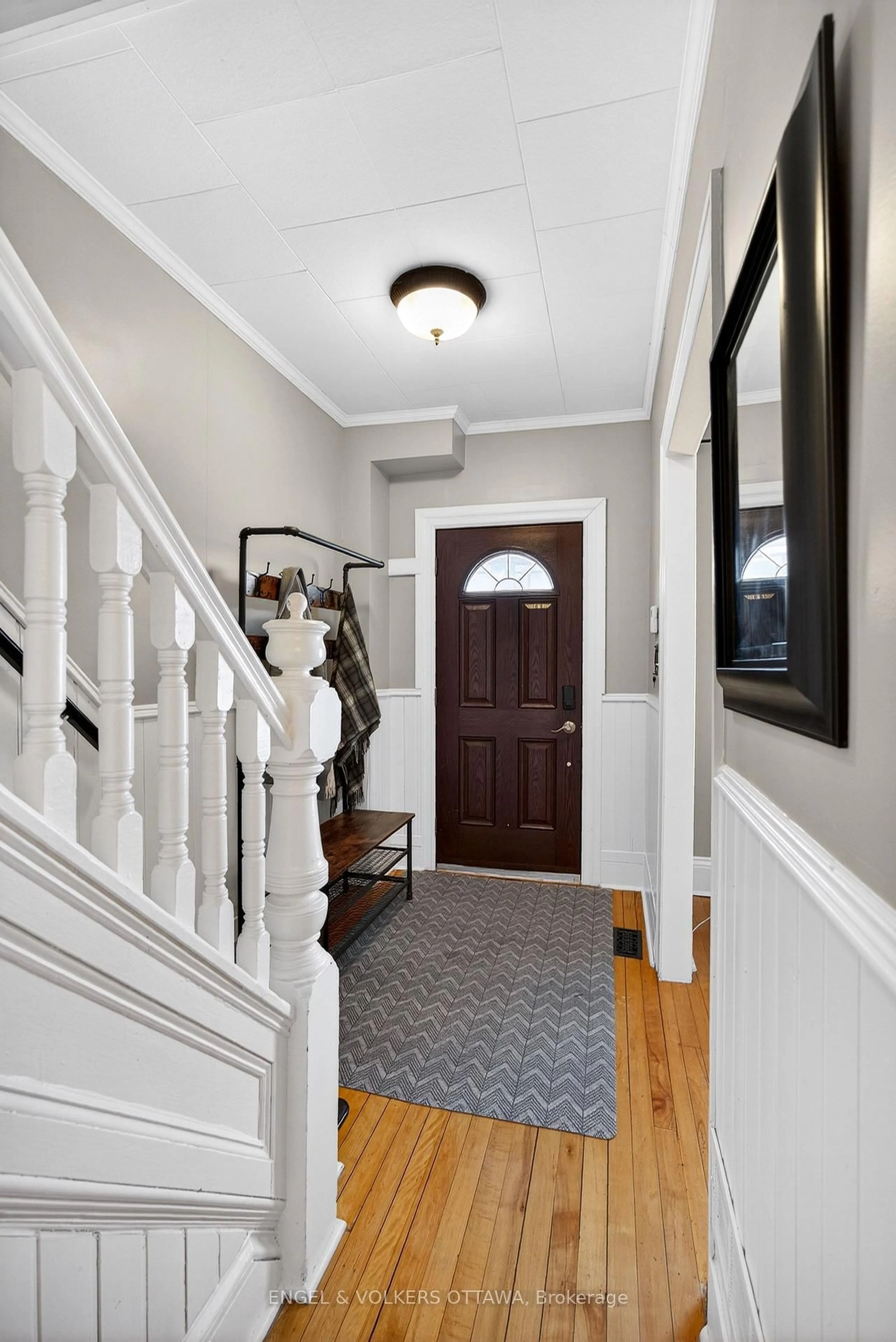 Indoor foyer for 27 King George St, Ottawa Ontario K1K 1V6