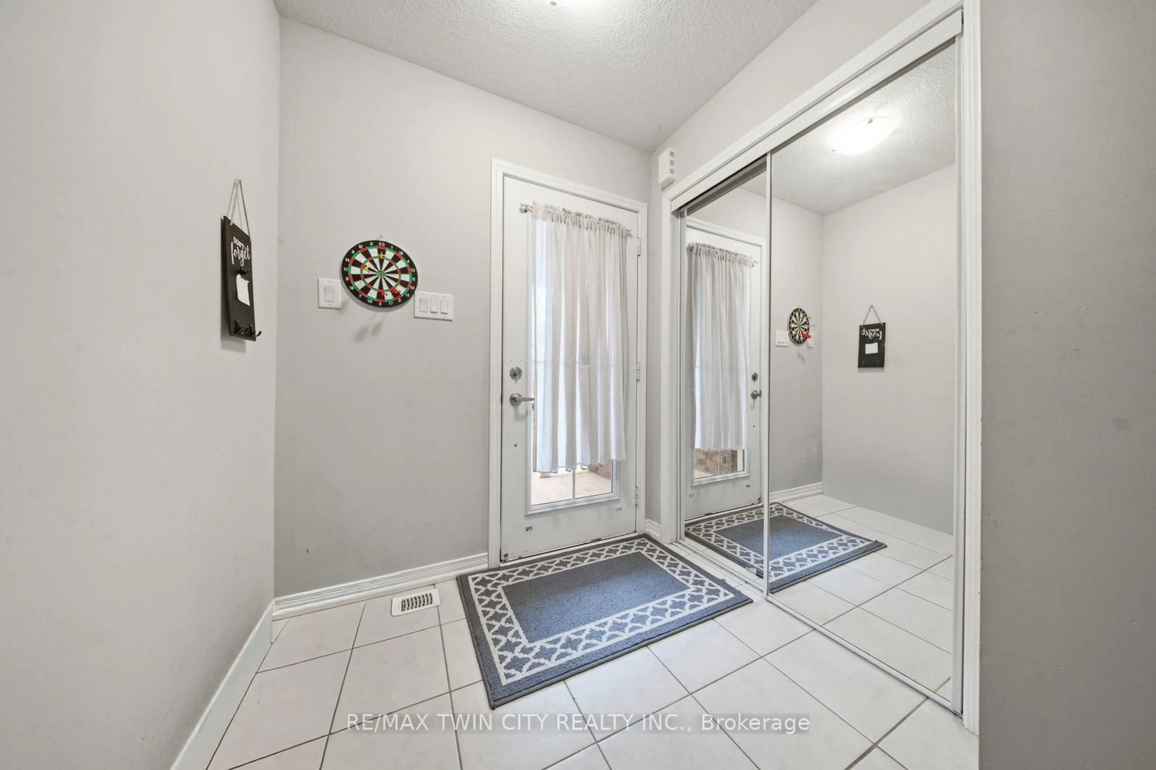 Indoor entryway for 126 Munro Circ, Brantford Ontario N3T 0R4