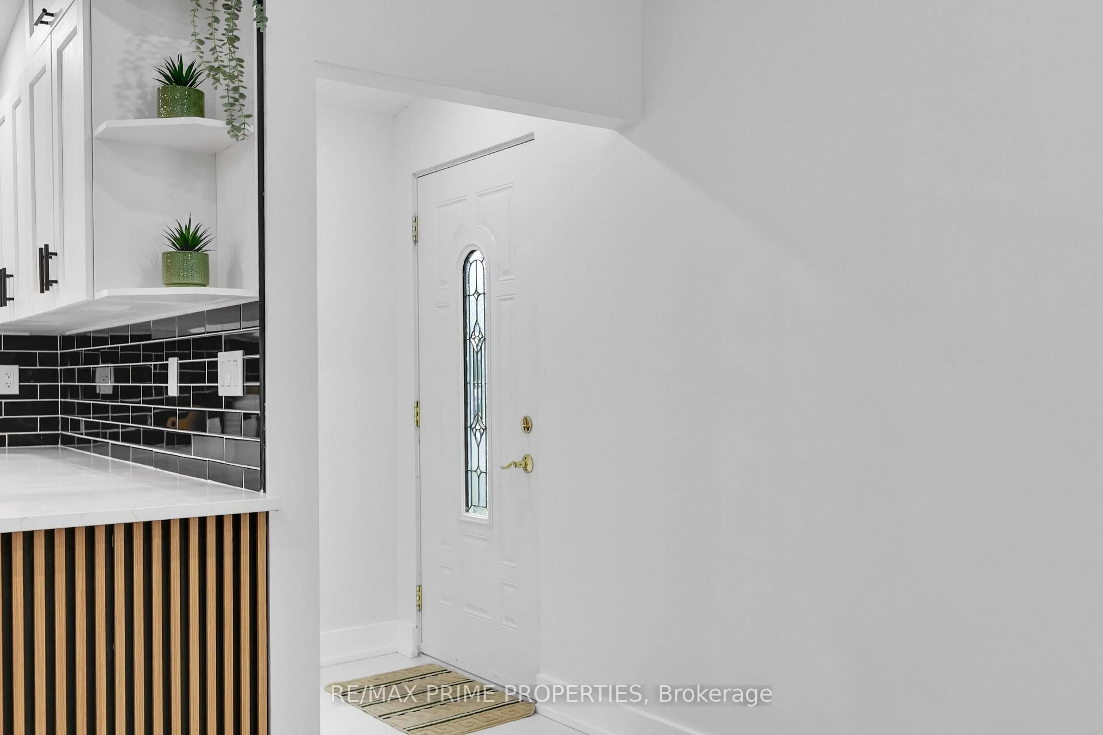 Indoor entryway for 1035 Connery Ave, Ottawa Ontario K1G 2N9