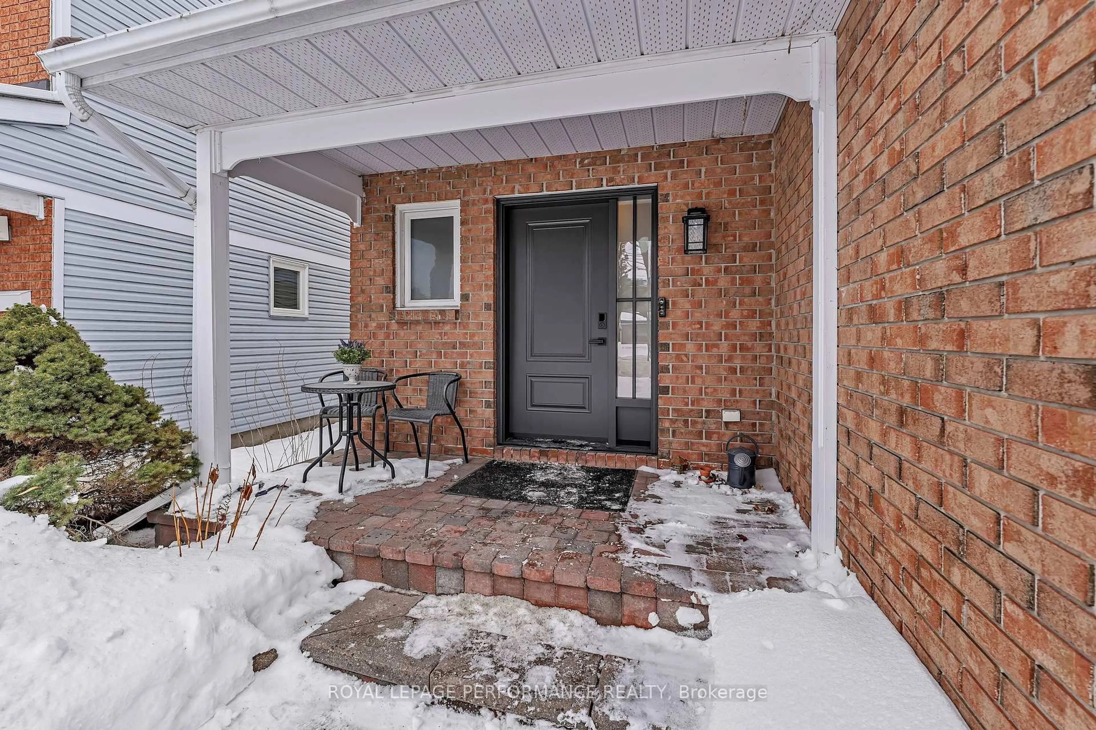 Indoor entryway for 81 Saddle Cres, Ottawa Ontario K1G 5L3