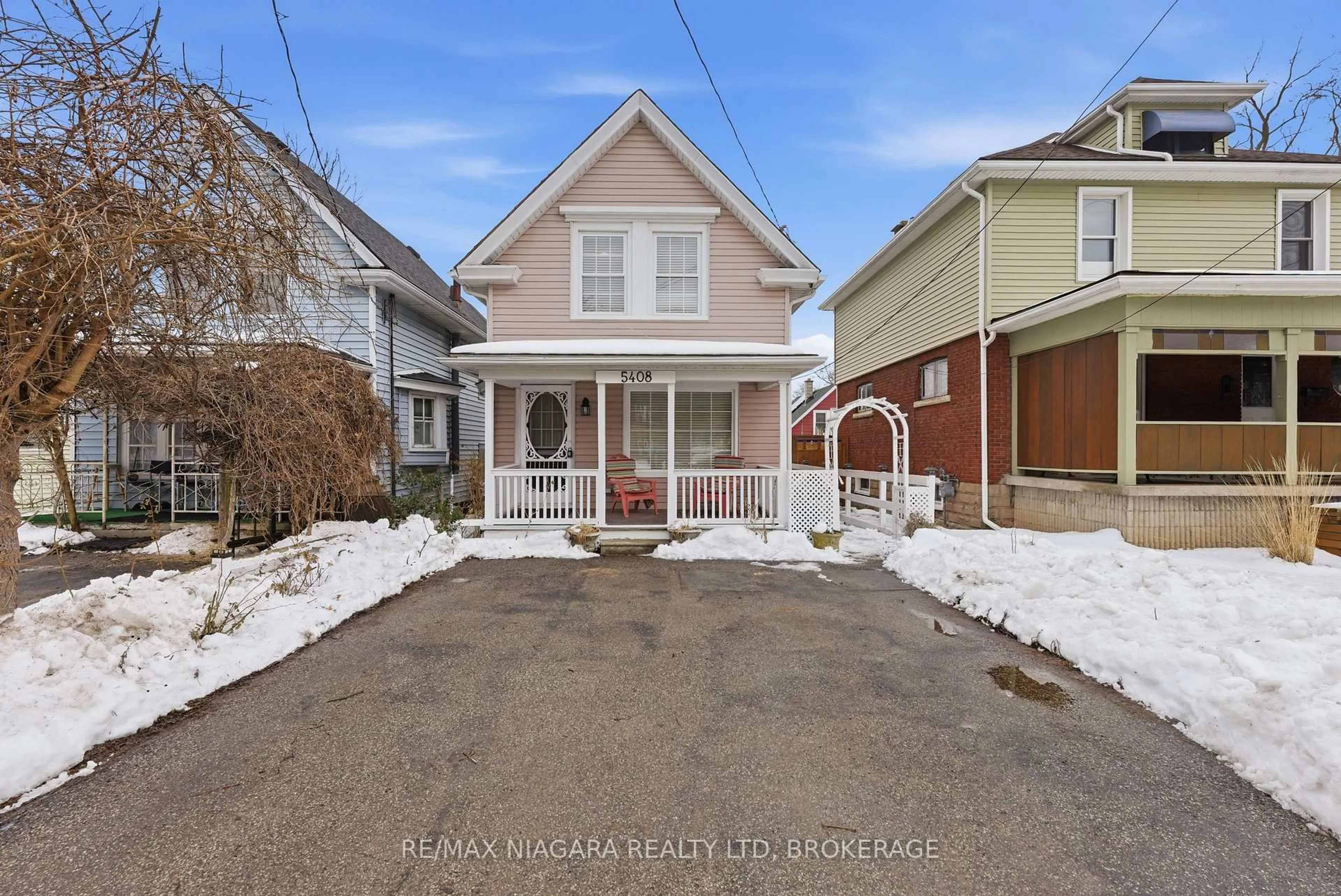 A pic from outside/outdoor area/front of a property/back of a property/a pic from drone, street for 5408 Ontario Ave, Niagara Falls Ontario L2E 3S5