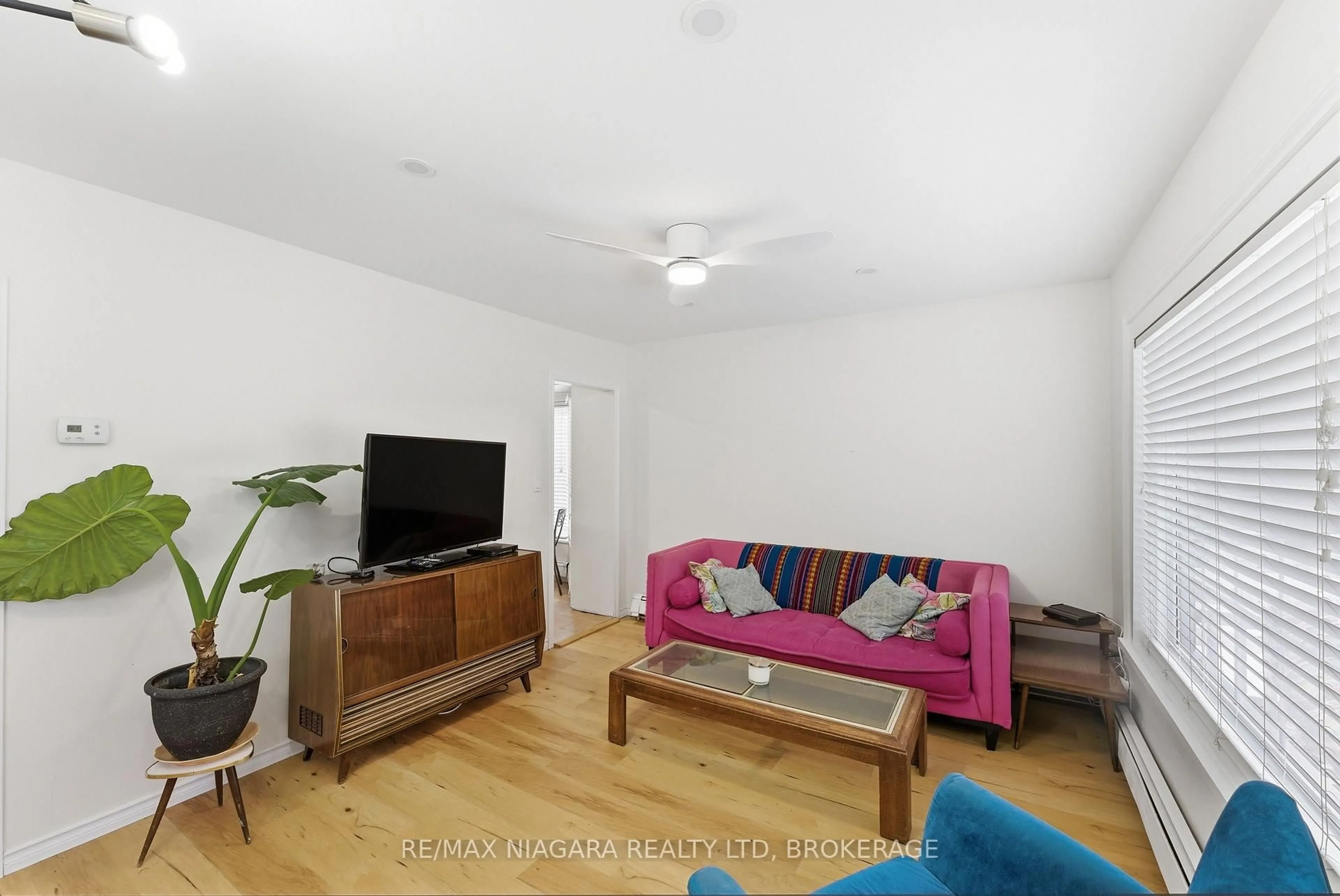 Living room with furniture, unknown for 5408 Ontario Ave, Niagara Falls Ontario L2E 3S5