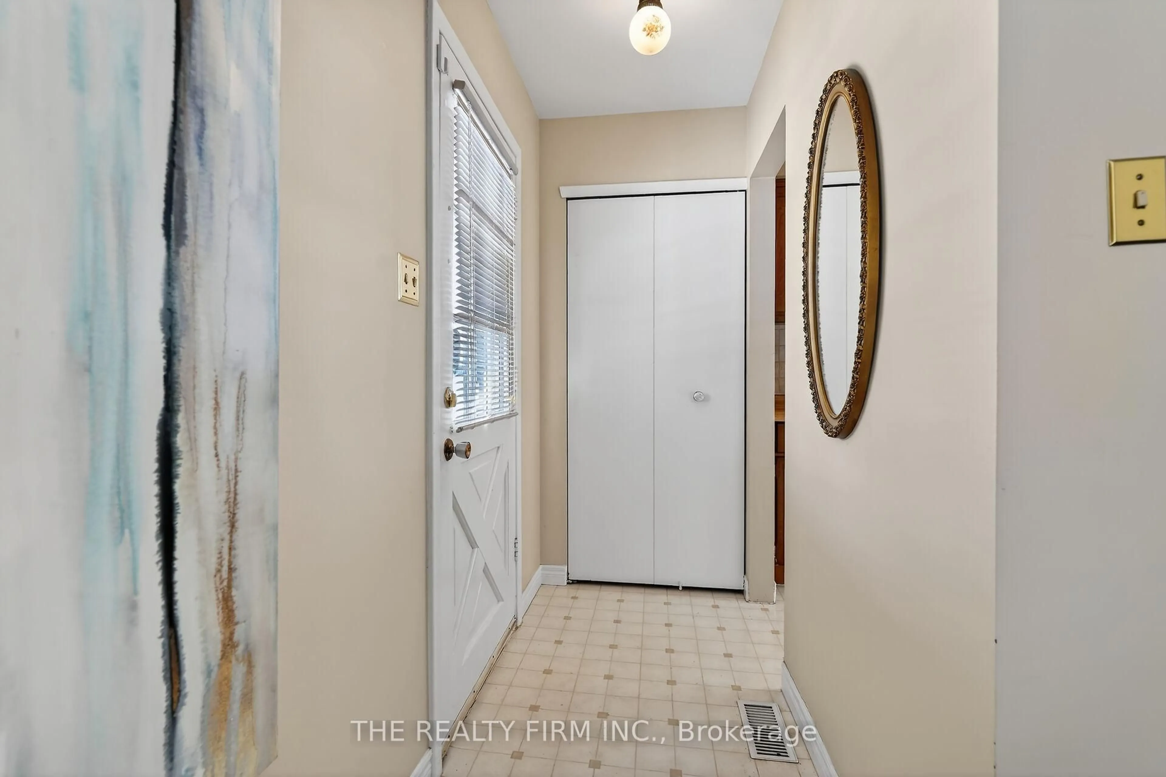 Indoor entryway for 20 Harding Cres, London South Ontario N6E 1G3