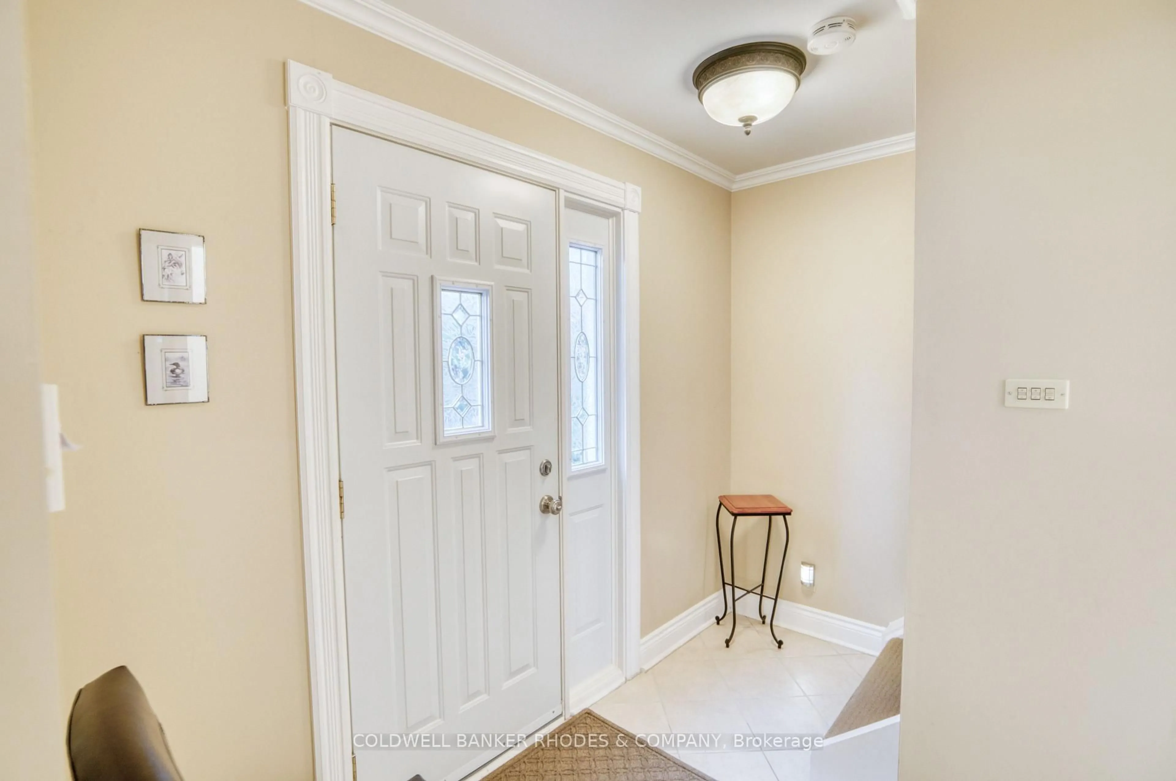 Indoor entryway for 118 Robinson Ave, Ottawa Ontario K1N 8P1