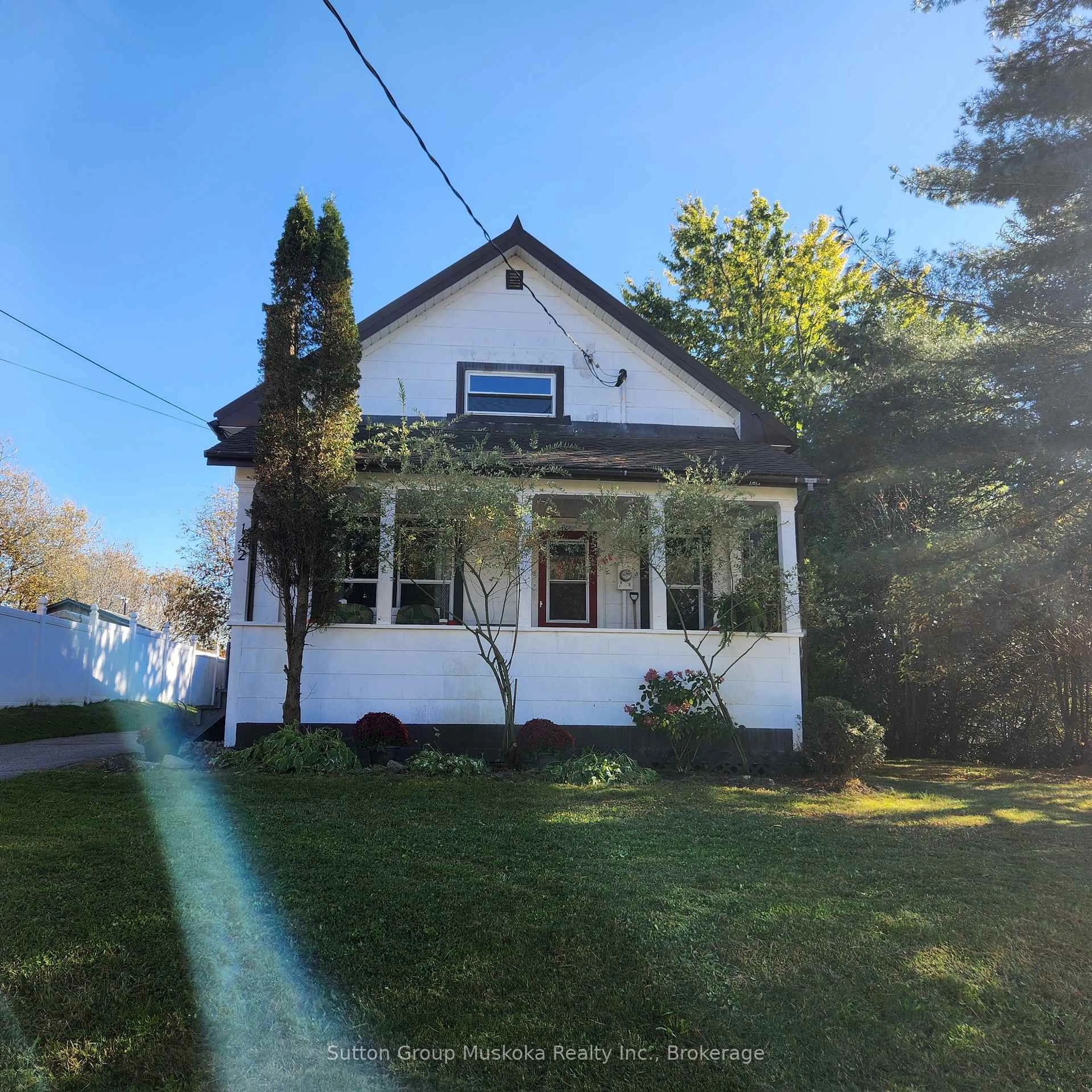A pic from outside/outdoor area/front of a property/back of a property/a pic from drone, street for 142 Queen St, Burk's Falls Ontario P0A 1C0