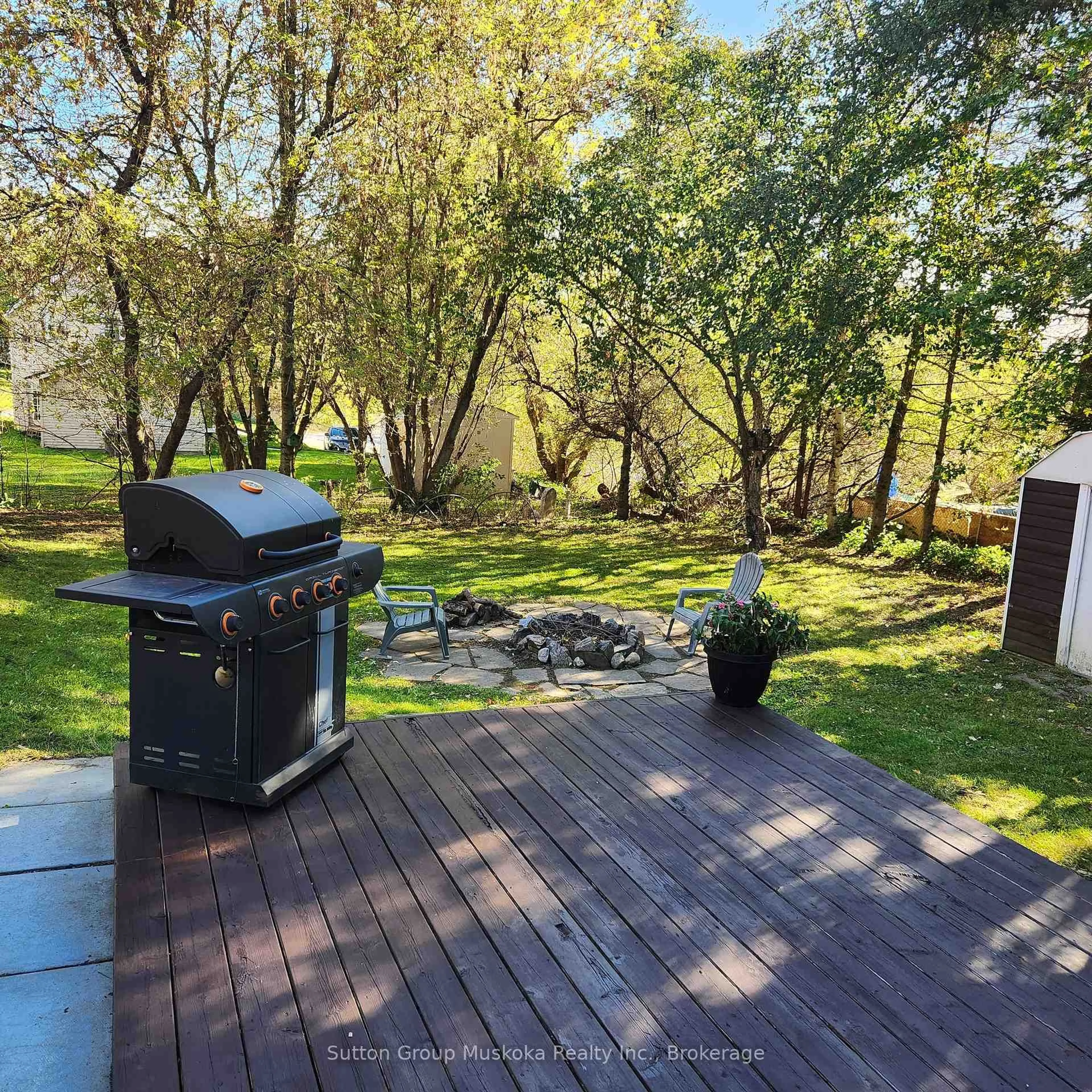 A pic from outside/outdoor area/front of a property/back of a property/a pic from drone, water/lake/river/ocean view for 142 Queen St, Burk's Falls Ontario P0A 1C0