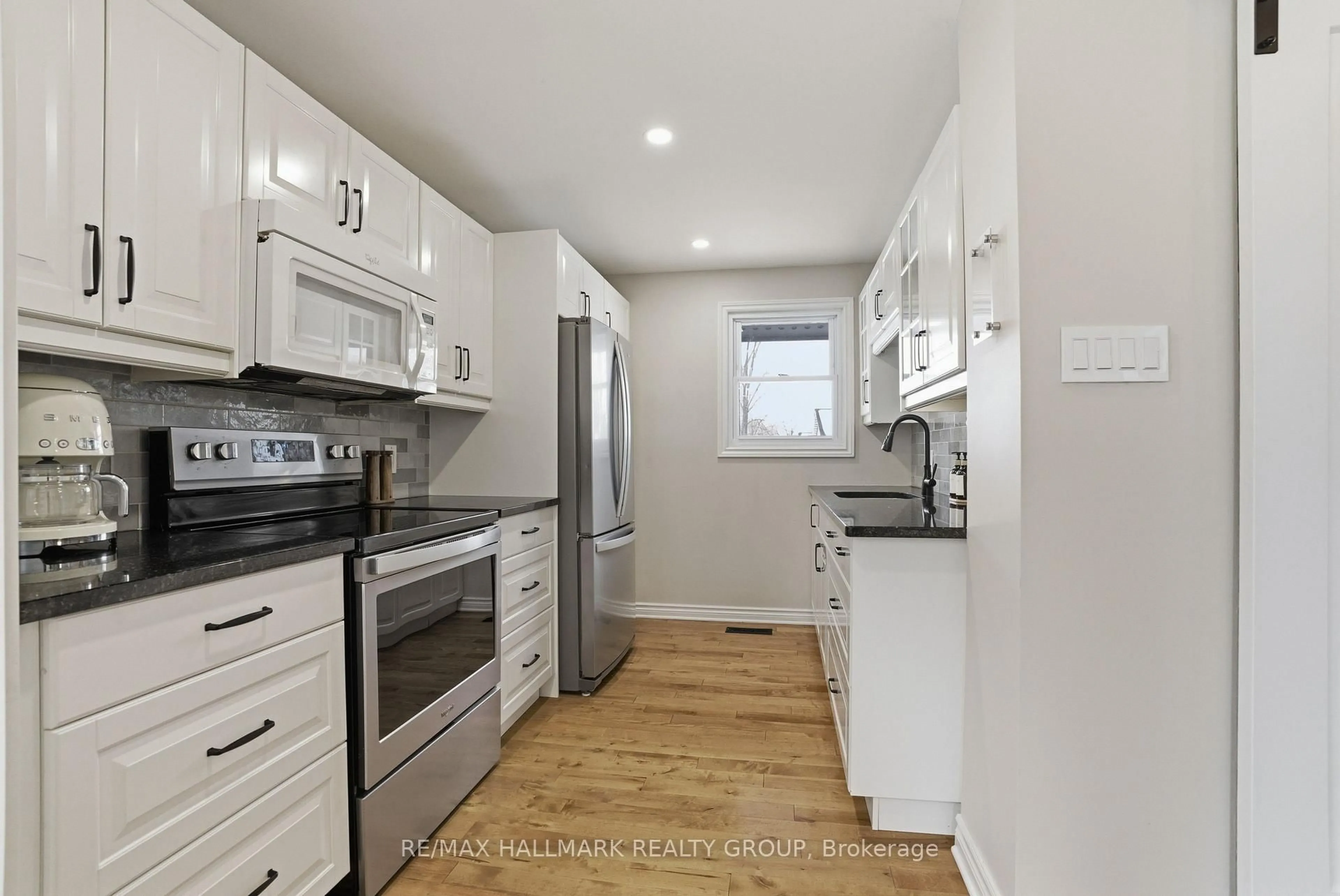 Standard kitchen, unknown for 24 Binscarth Cres, Kanata Ontario K2L 1S1