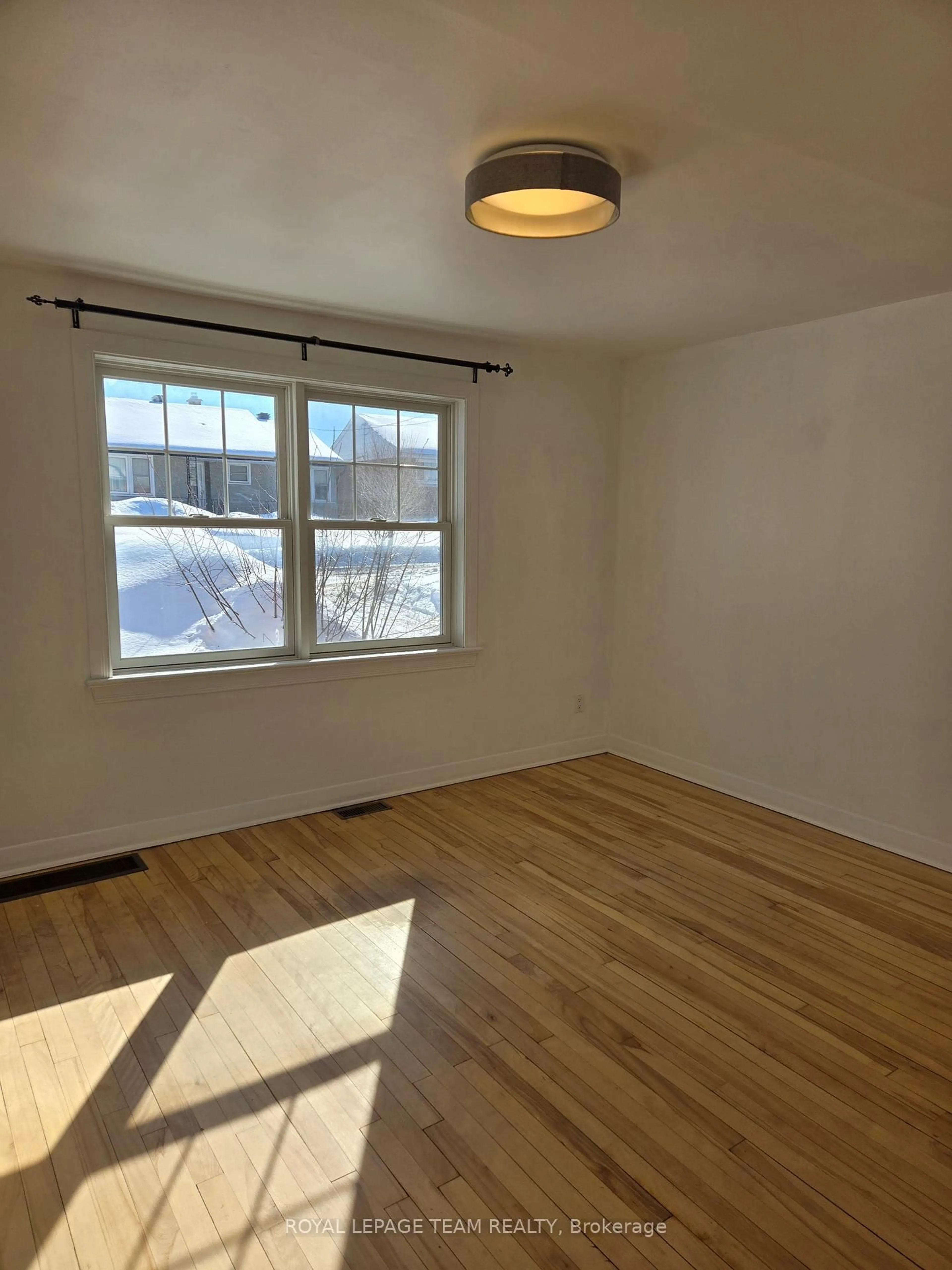 A pic of a room for 1305 Kingston Ave, Ottawa Ontario K1Z 8K9