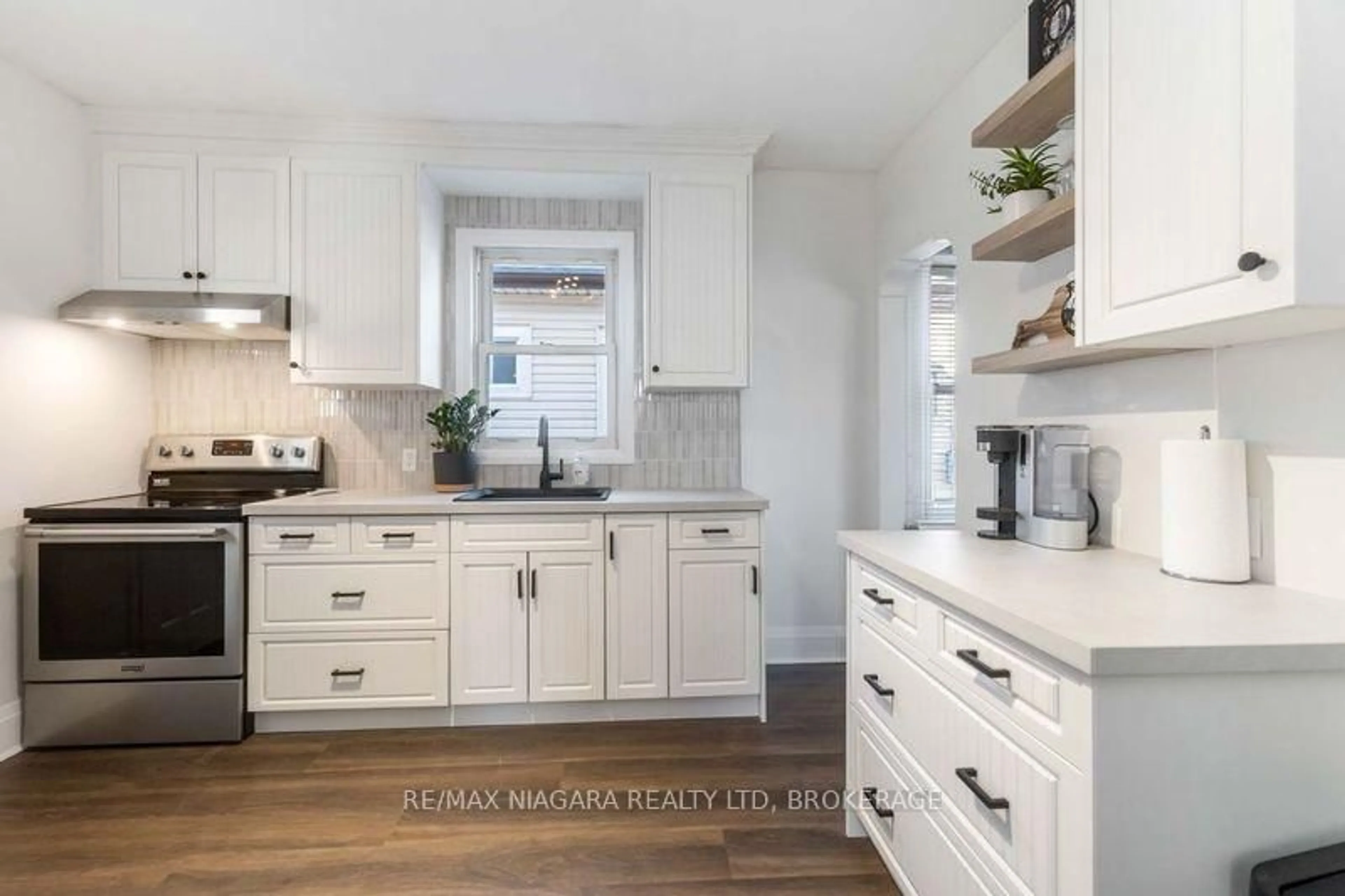 Open concept kitchen, ceramic/tile floor for 22 Bertram St, St. Catharines Ontario L2R 1A8