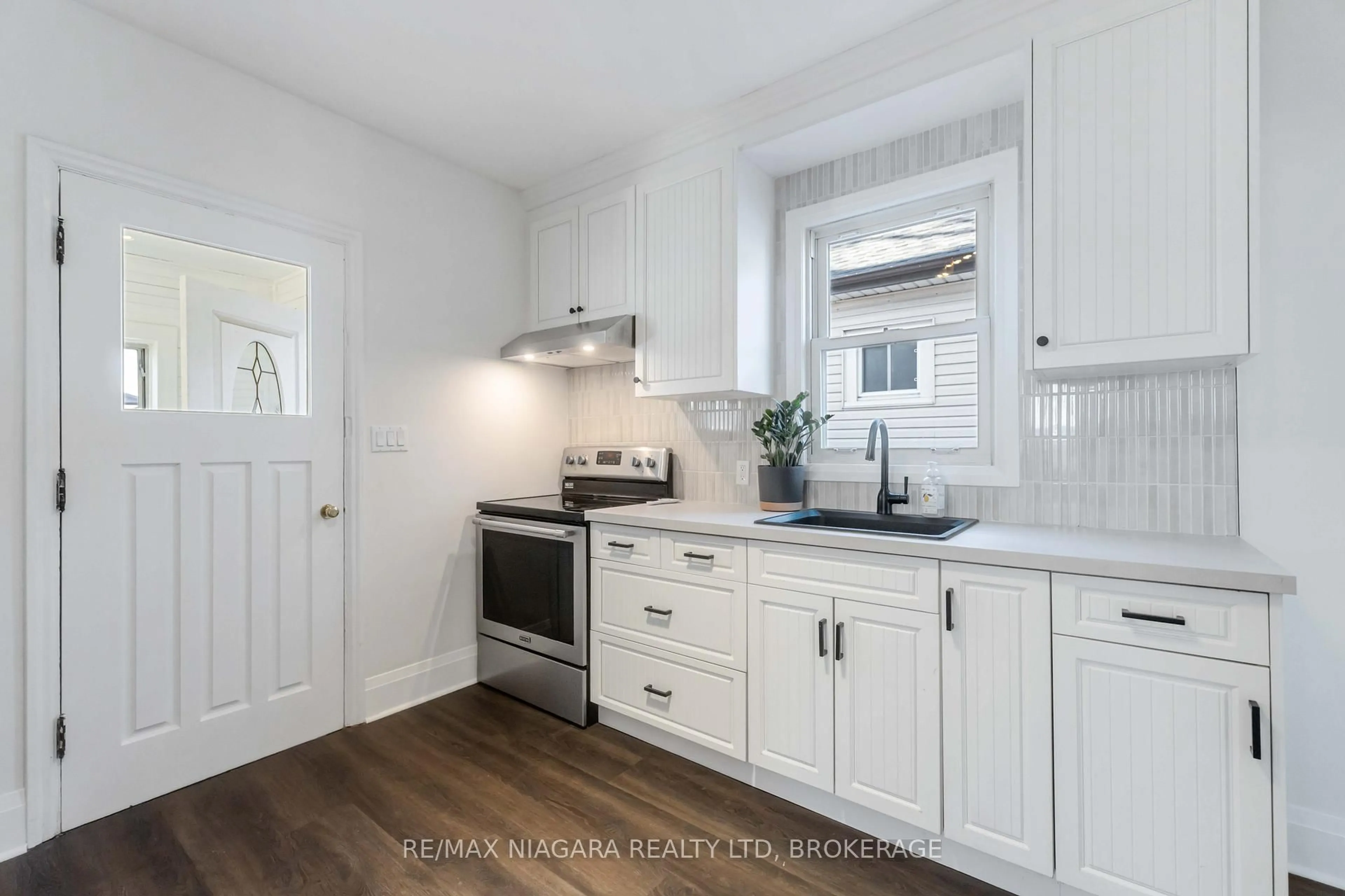 Open concept kitchen, unknown for 22 Bertram St, St. Catharines Ontario L2R 1A8