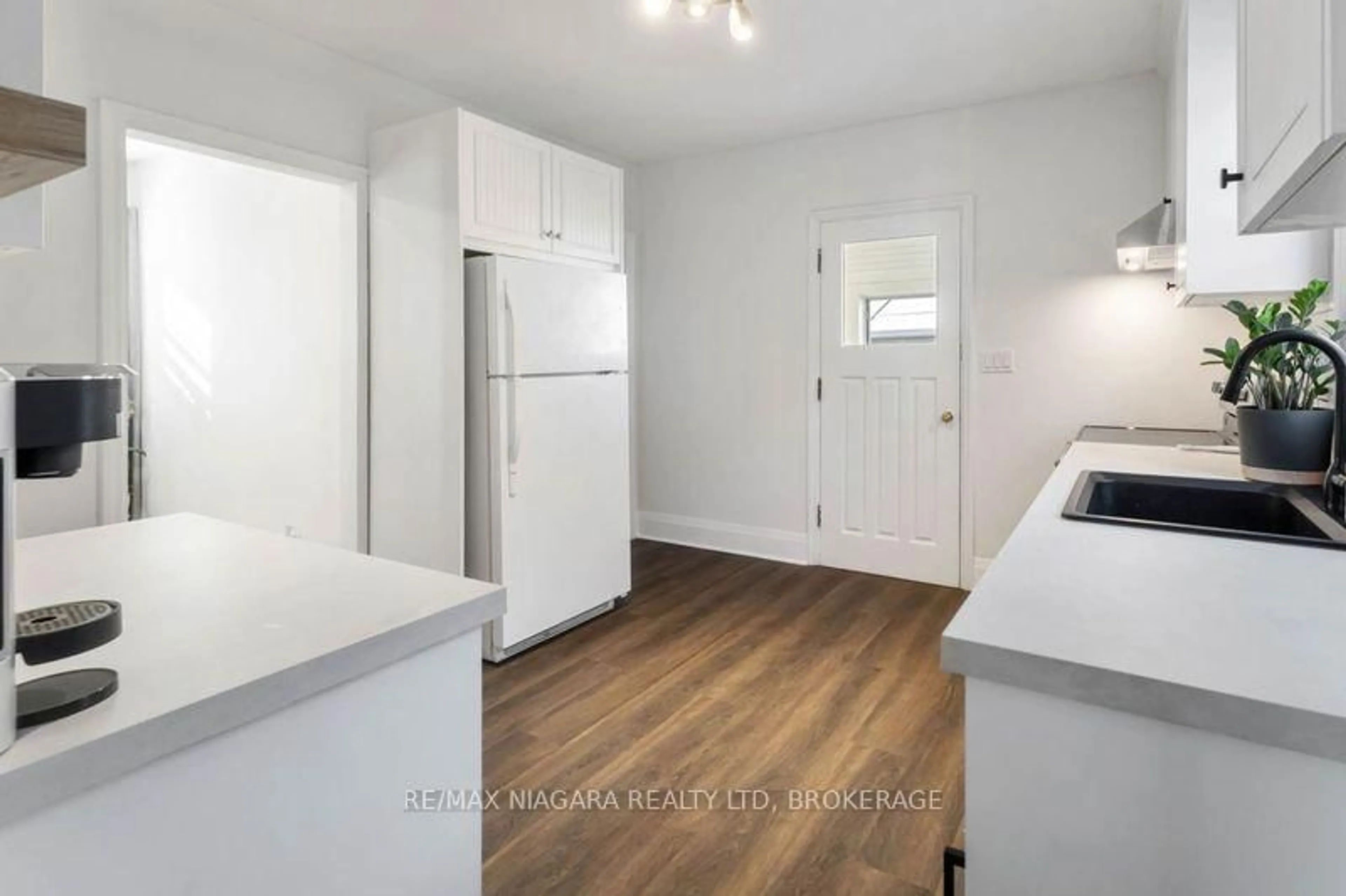 Unknown for 22 Bertram St, St. Catharines Ontario L2R 1A8