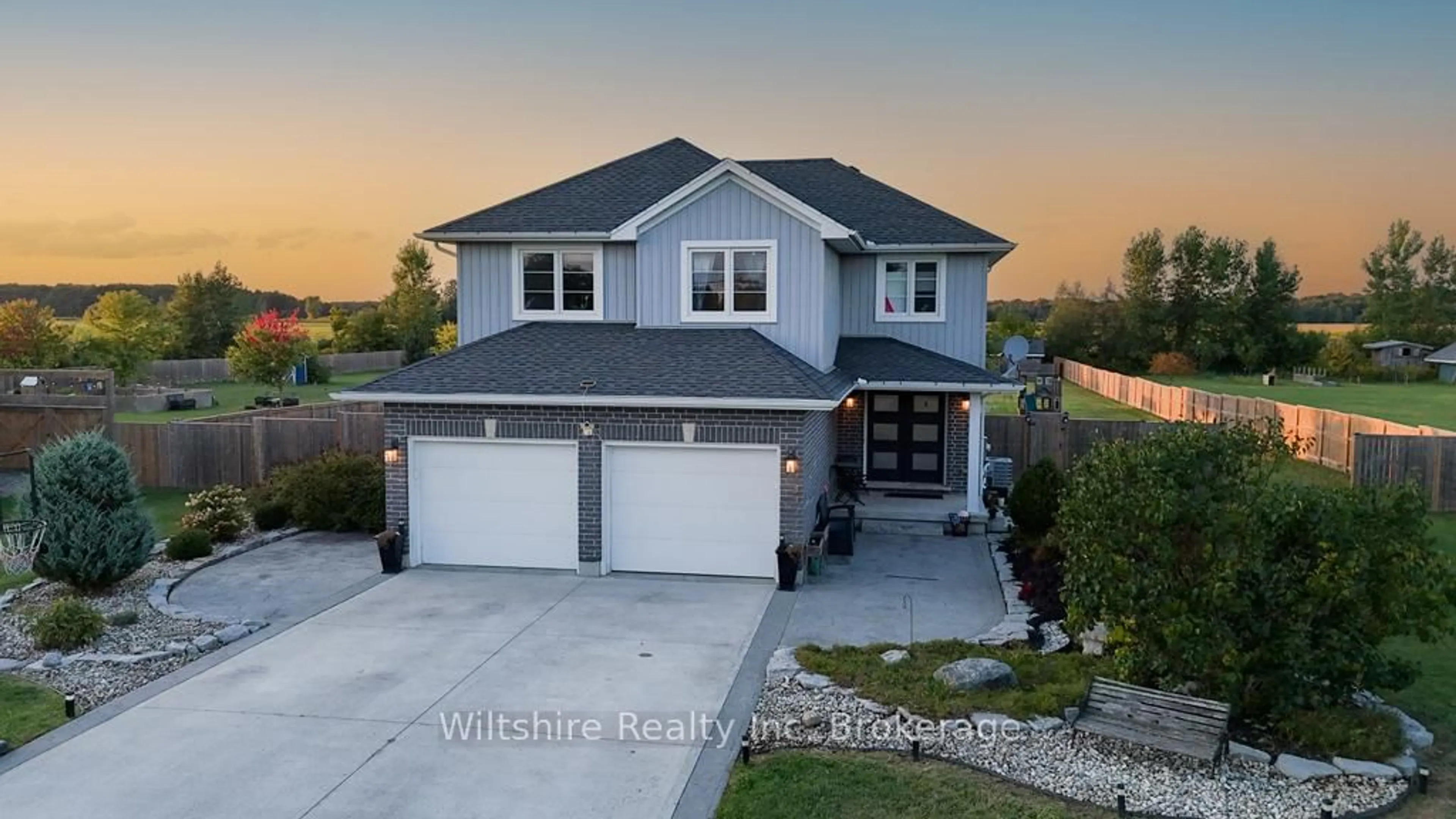 Home with vinyl exterior material, water/lake/river/ocean view for 335 TALBOT St, Norfolk Ontario N0J 1E0