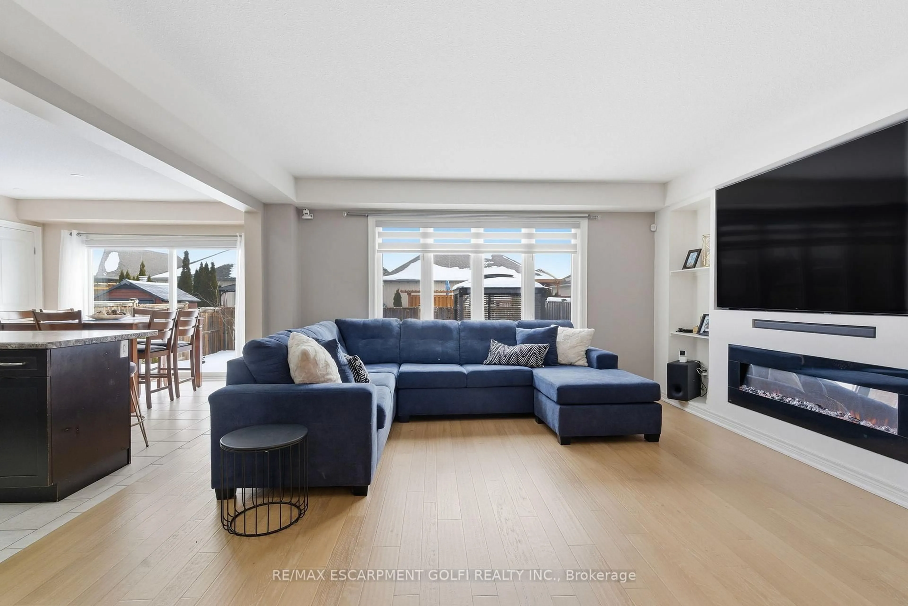 Living room with furniture, unknown for 28 SILVERWOOD Ave, Welland Ontario L3C 0C3