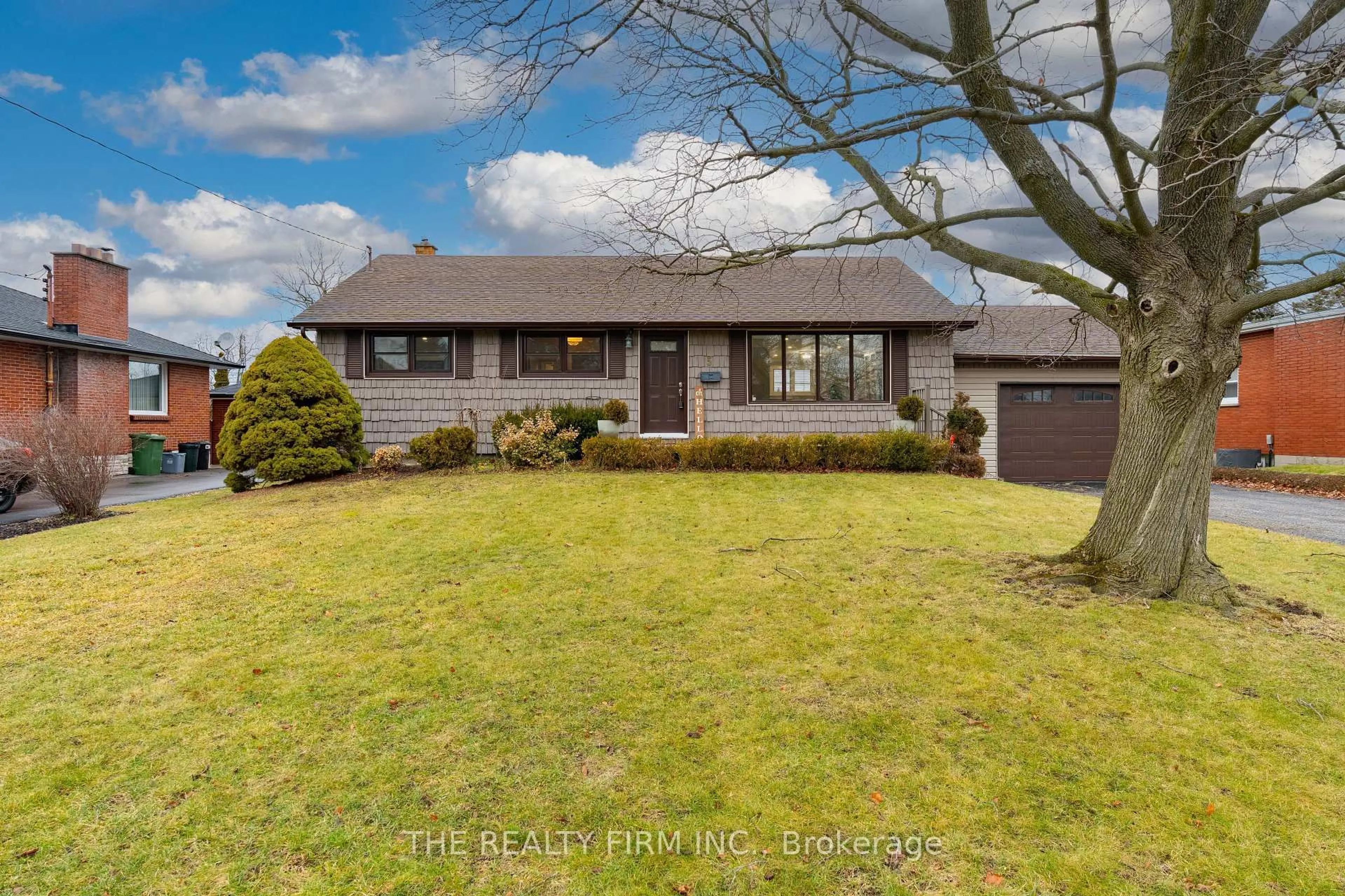 A pic from outside/outdoor area/front of a property/back of a property/a pic from drone, street for 5 Montcalm St, St. Thomas Ontario N5P 2C1