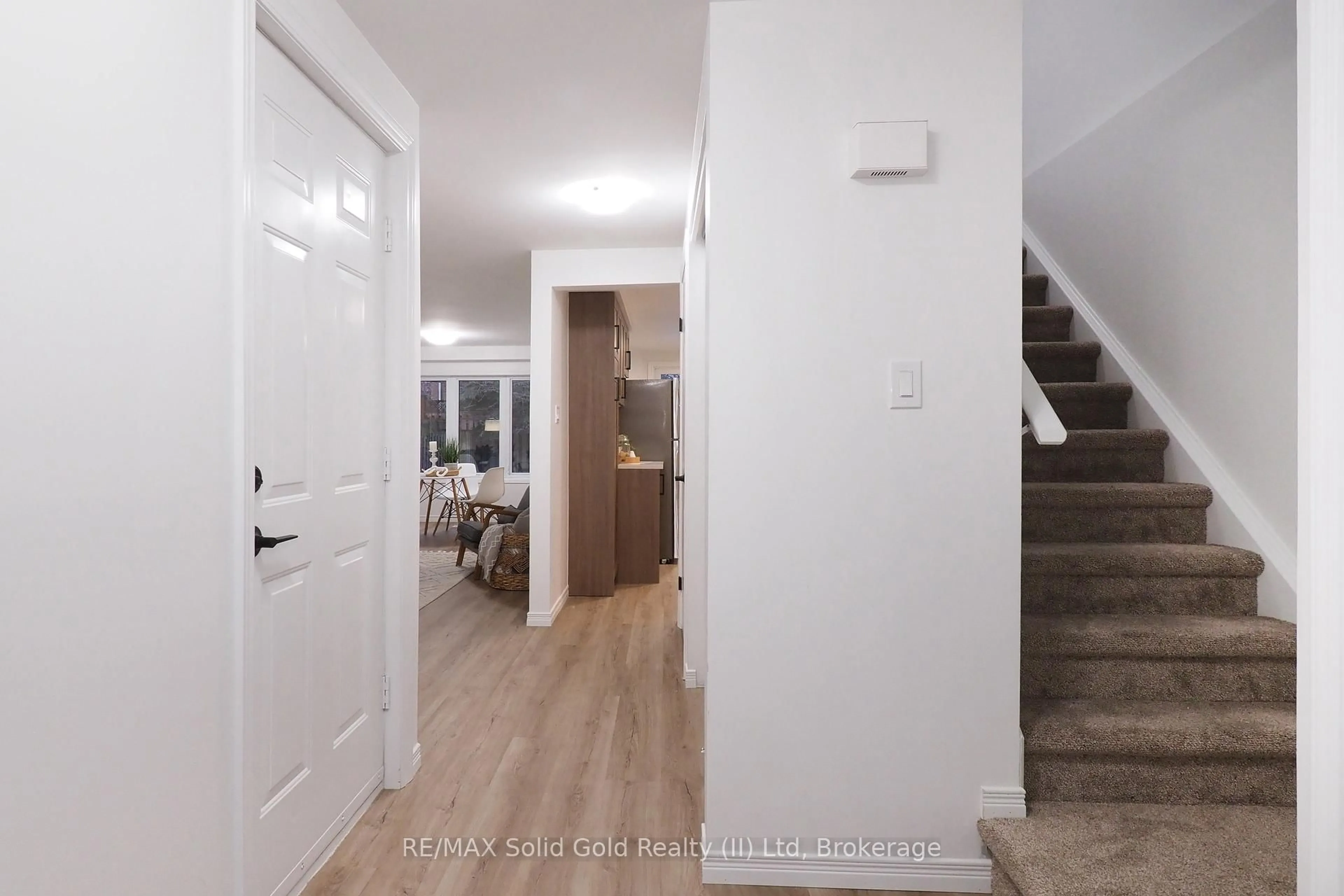 Indoor entryway for 433 Exmoor St, Waterloo Ontario N2K 3X5