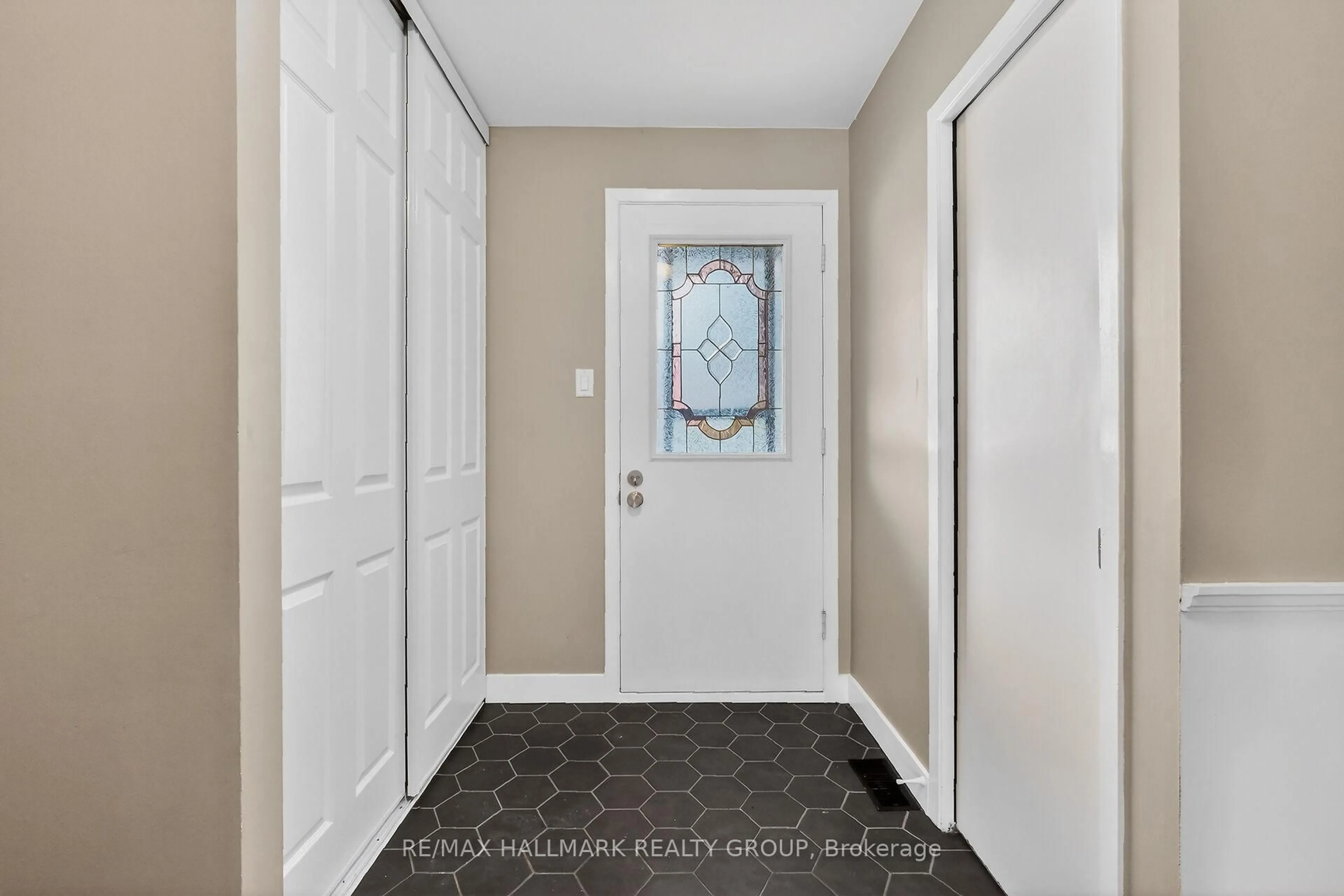 Indoor entryway for 12 Black Forest Lane, Ottawa Ontario K2H 5C8