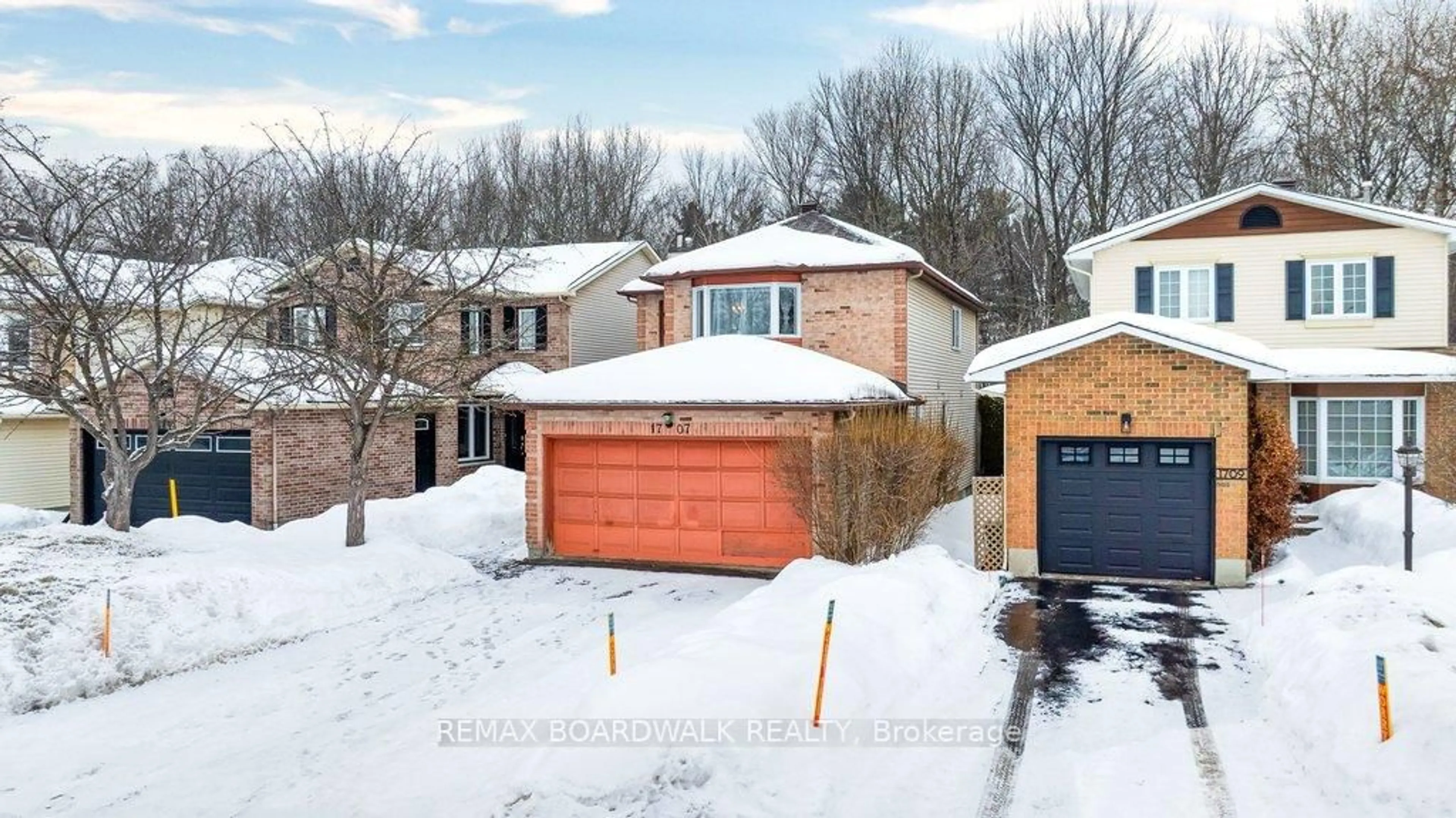 A pic from outside/outdoor area/front of a property/back of a property/a pic from drone, street for 1707 Des Perdrix Cres, Orleans Ontario K1C 5E3