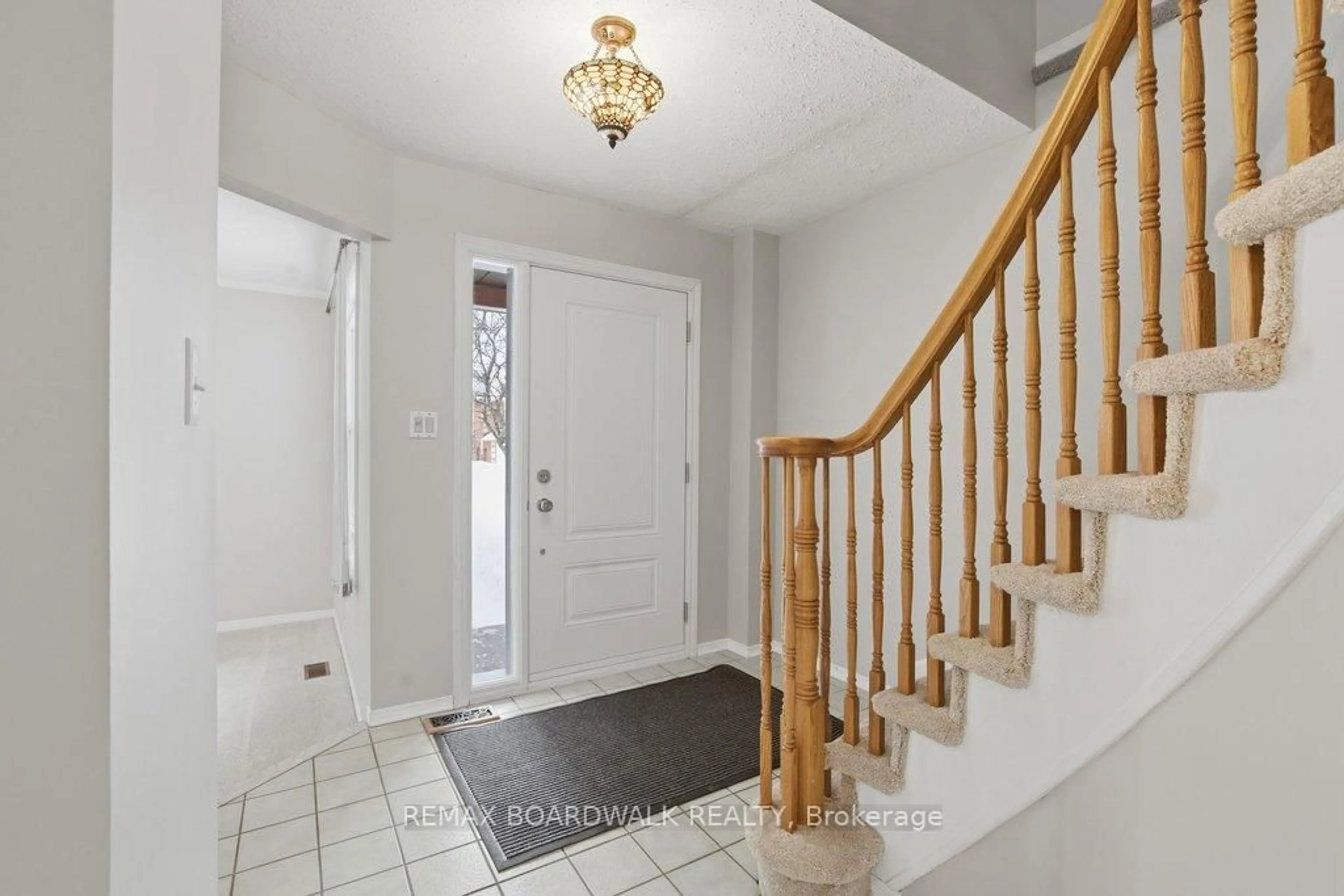 Indoor entryway for 1707 Des Perdrix Cres, Orleans Ontario K1C 5E3