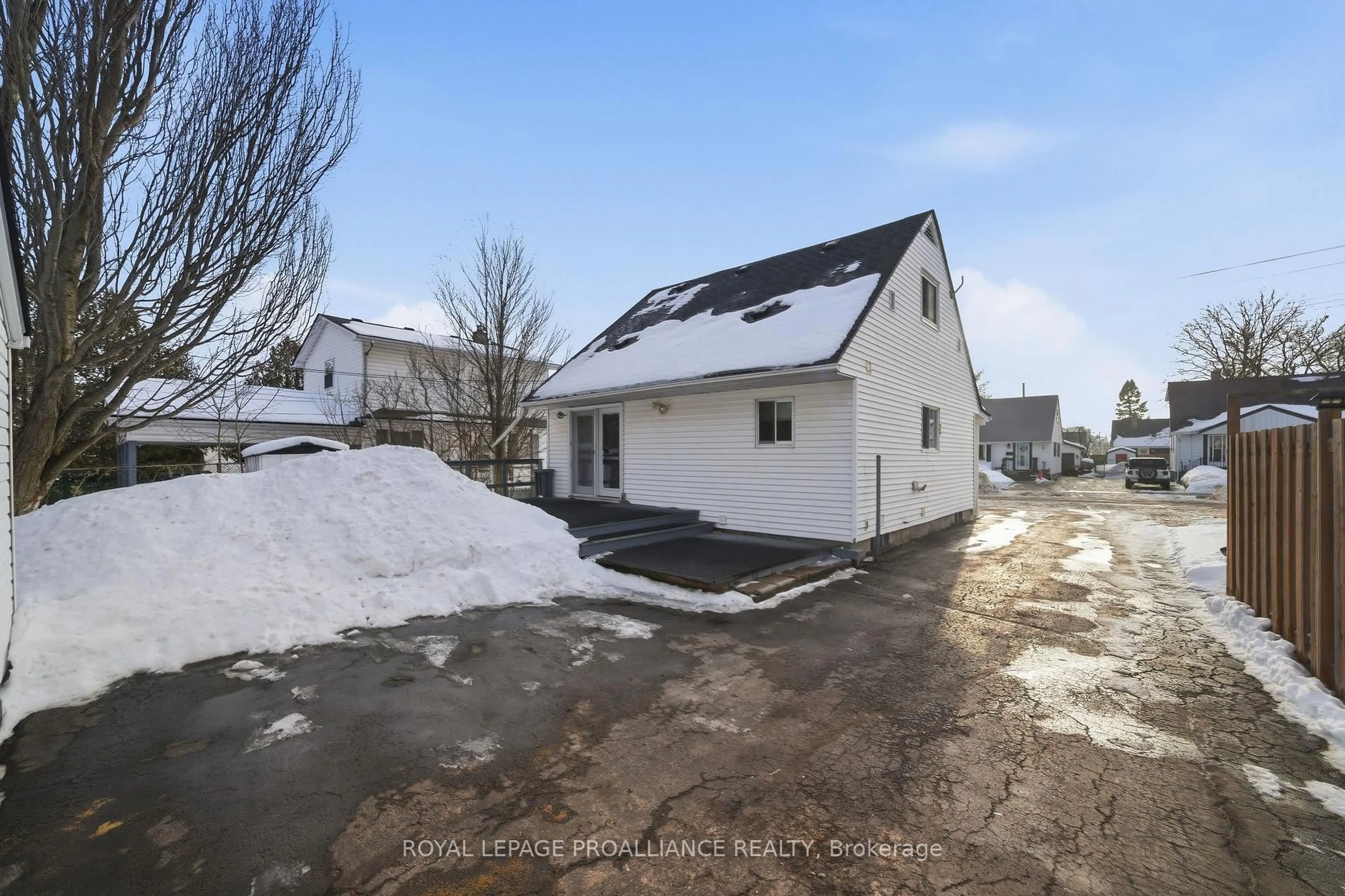 A pic from outside/outdoor area/front of a property/back of a property/a pic from drone, street for 5 Sixth St, Belleville Ontario K8N 4S4