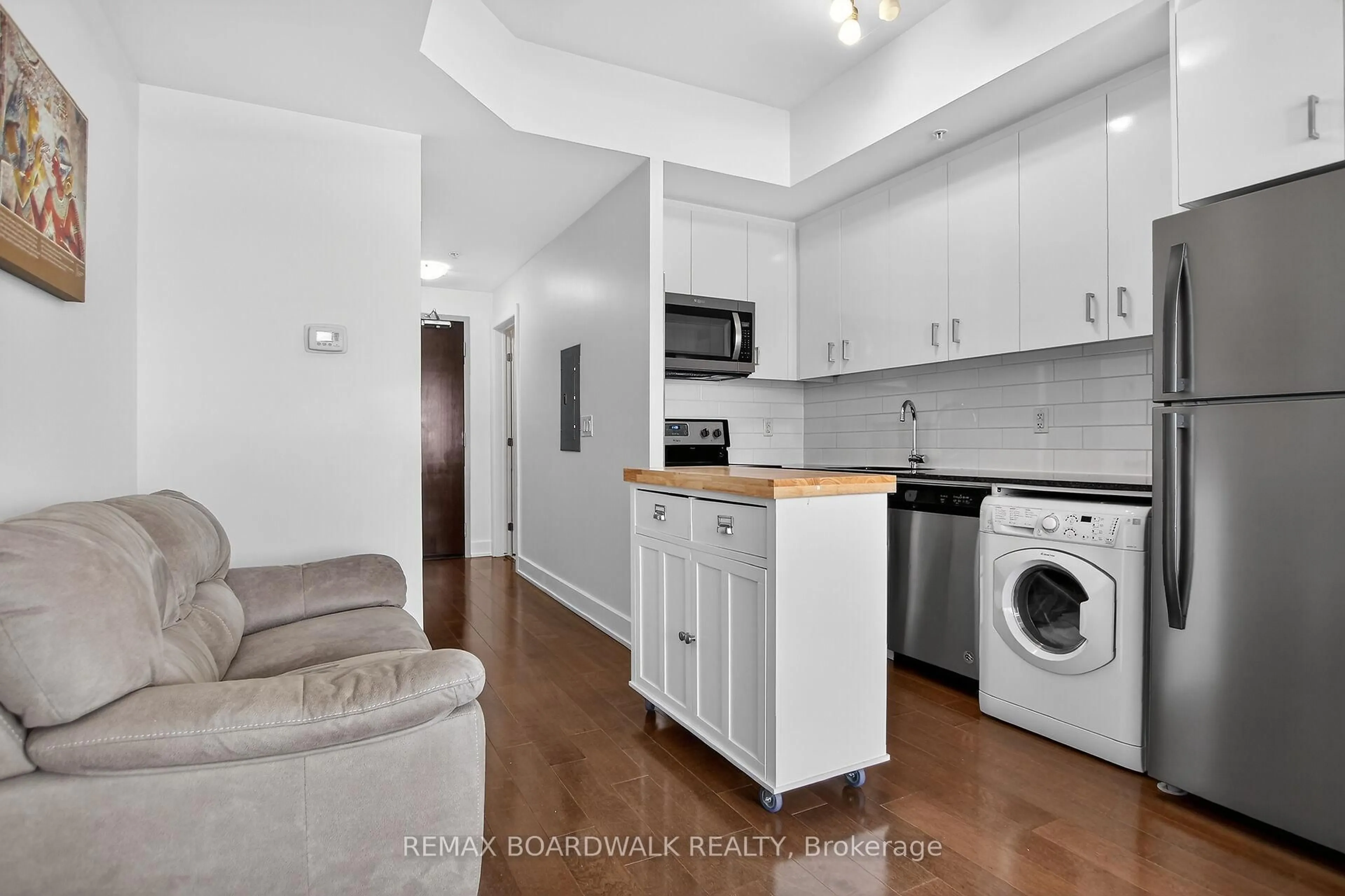 Standard kitchen, wood/laminate floor for 2785 Baseline Rd ##416, Ottawa Ontario K2H 0B7