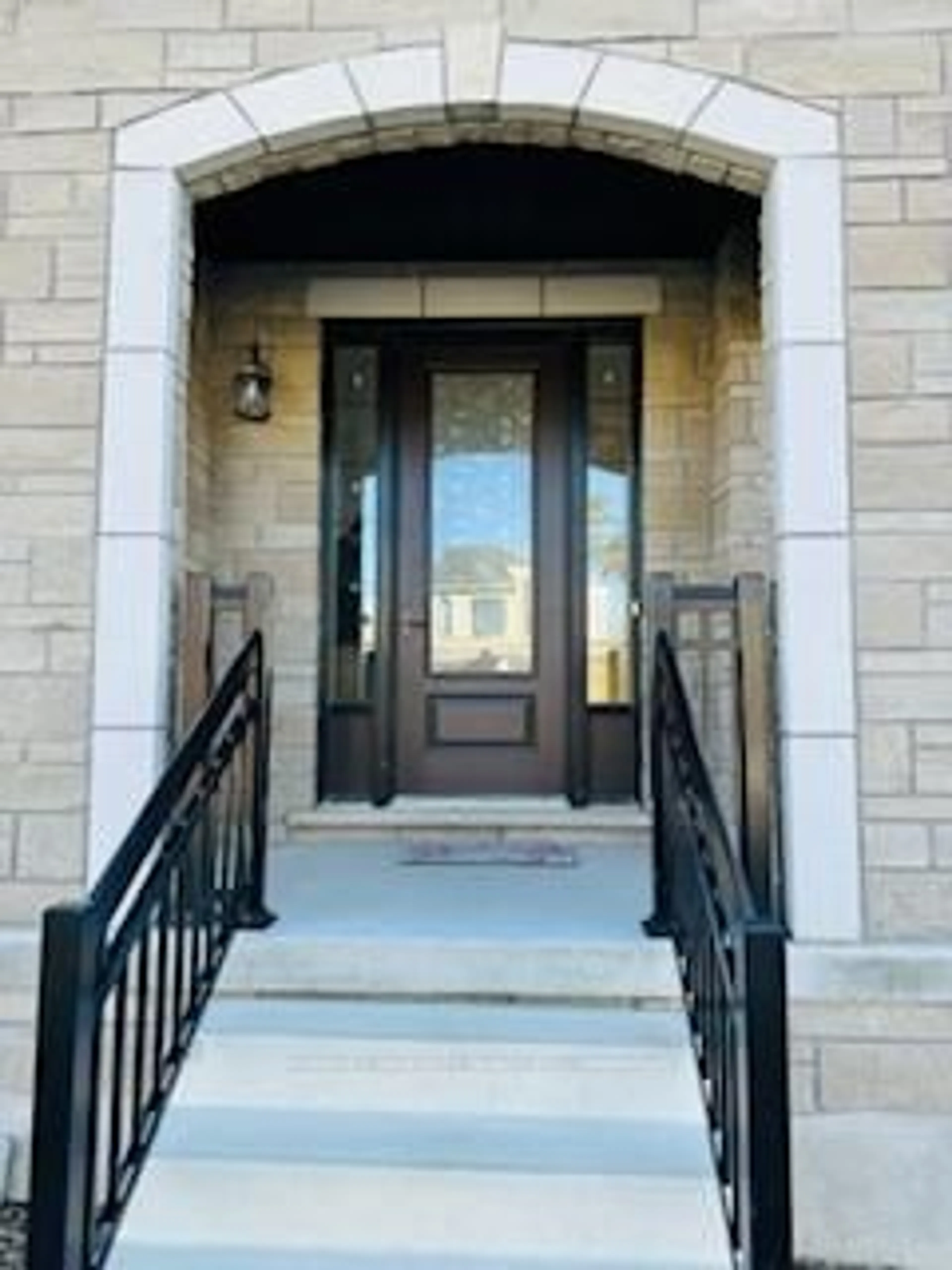 Indoor entryway for 518 Thompson St, Woodstock Ontario N4T 0L5