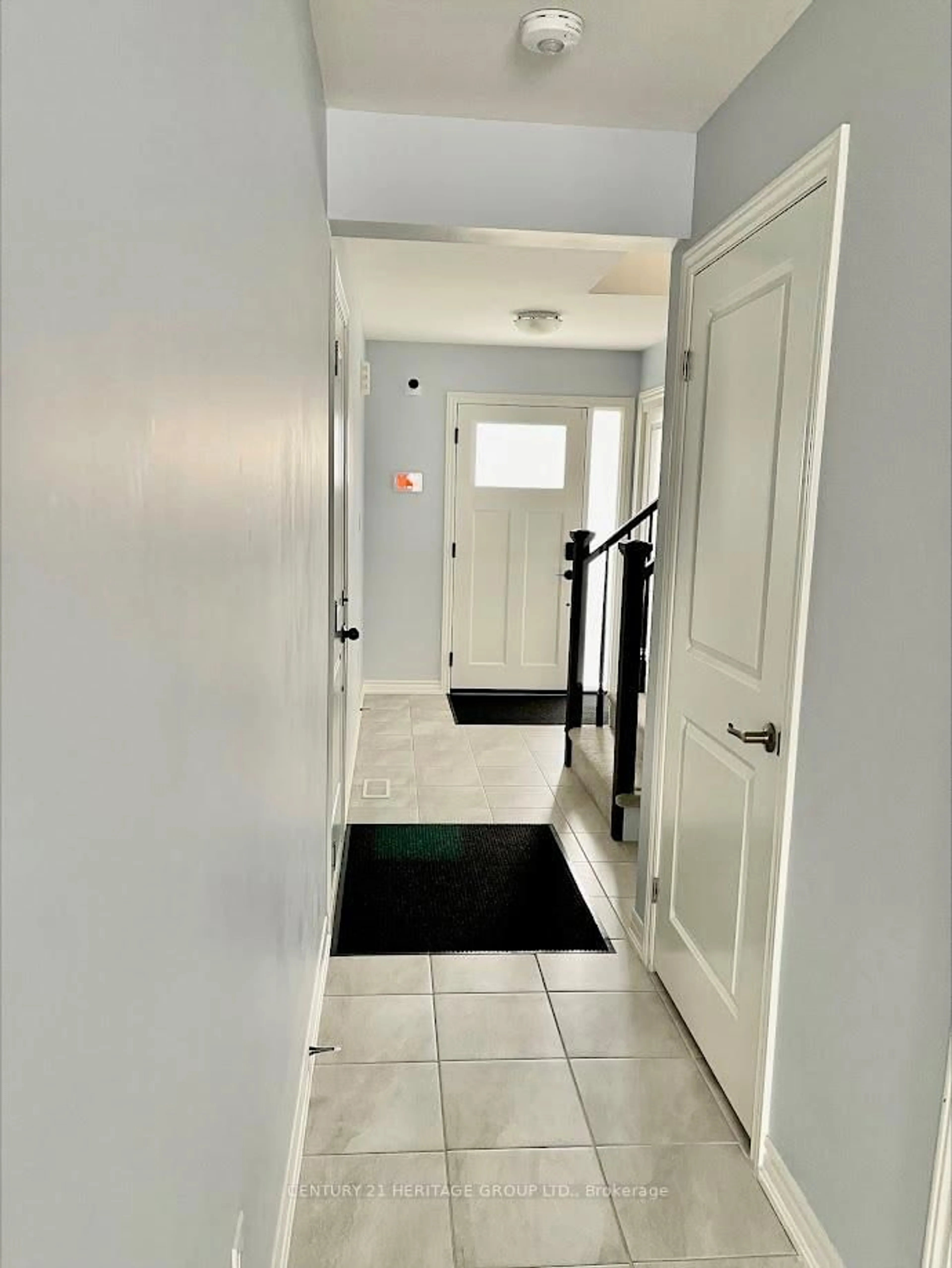 Indoor entryway for 7945 Oldfield Rd #13, Niagara Falls Ontario L2G 0Z4