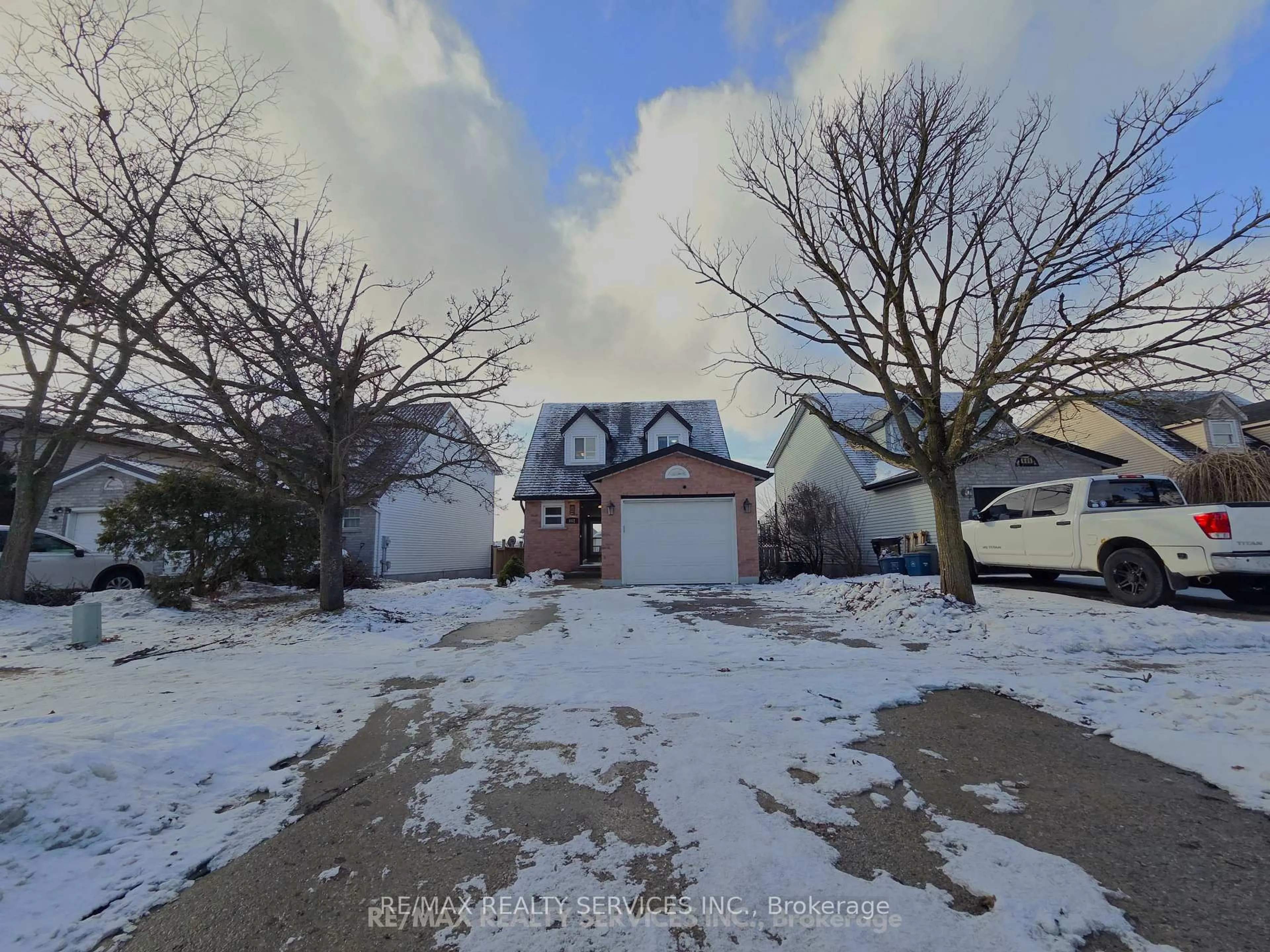 A pic from outside/outdoor area/front of a property/back of a property/a pic from drone, street for 662 Elgin St, Cambridge Ontario N1R 7W5