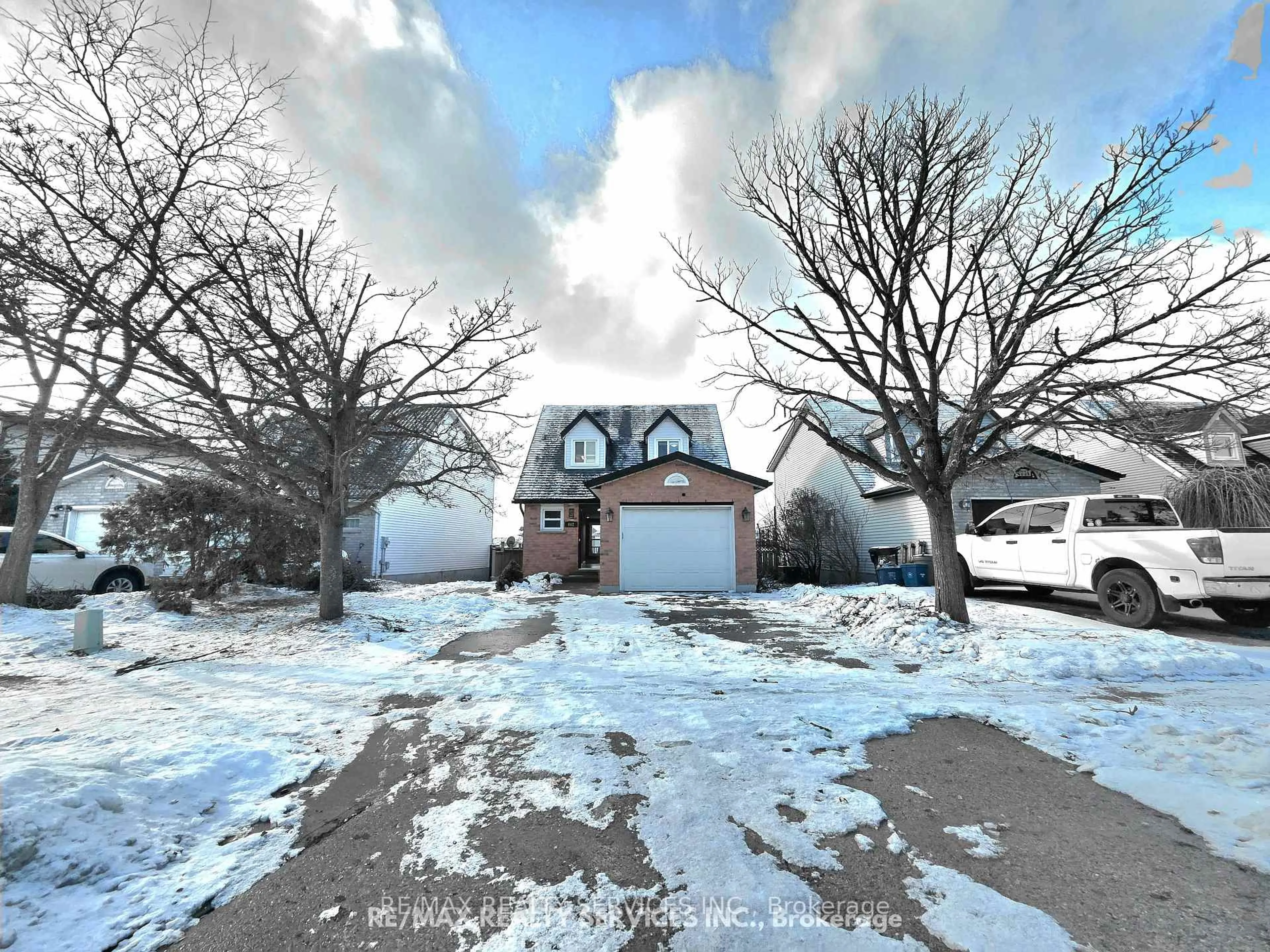 A pic from outside/outdoor area/front of a property/back of a property/a pic from drone, street for 662 Elgin St, Cambridge Ontario N1R 7W5