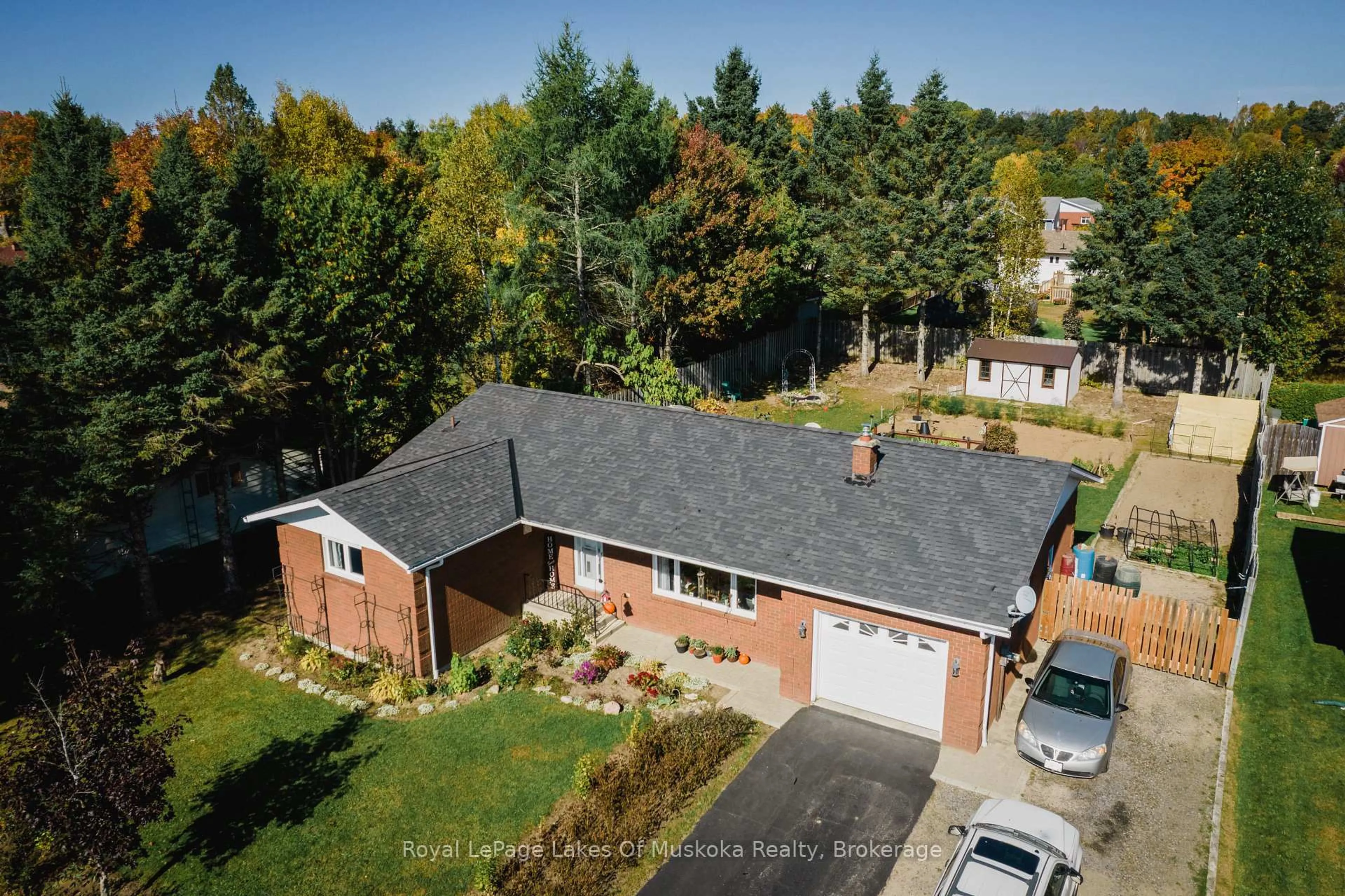 A pic from outside/outdoor area/front of a property/back of a property/a pic from drone, street for 10 Robertson Crt, Sundridge Ontario P0A 1Z0