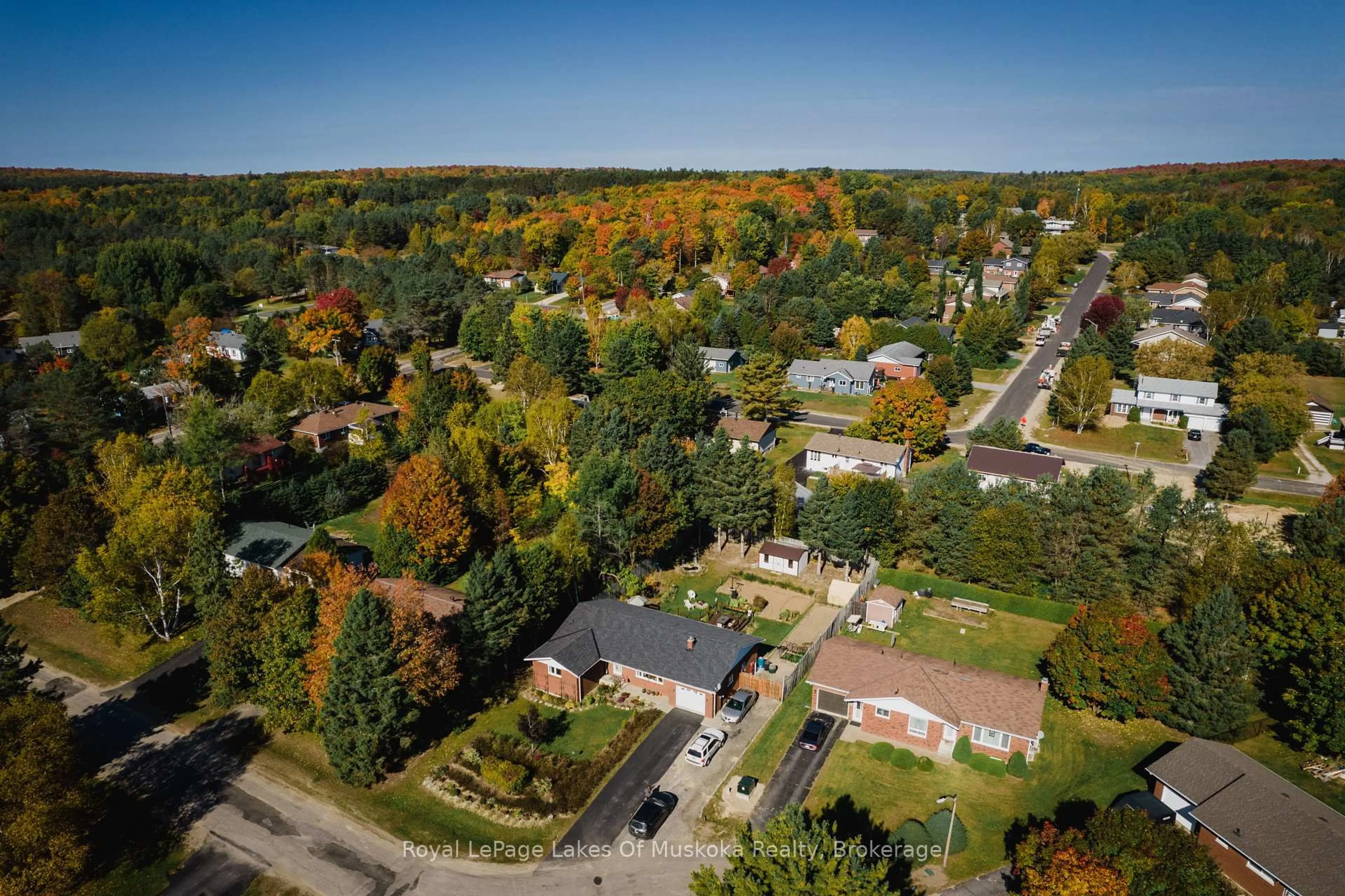 A pic from outside/outdoor area/front of a property/back of a property/a pic from drone, street for 10 Robertson Crt, Sundridge Ontario P0A 1Z0