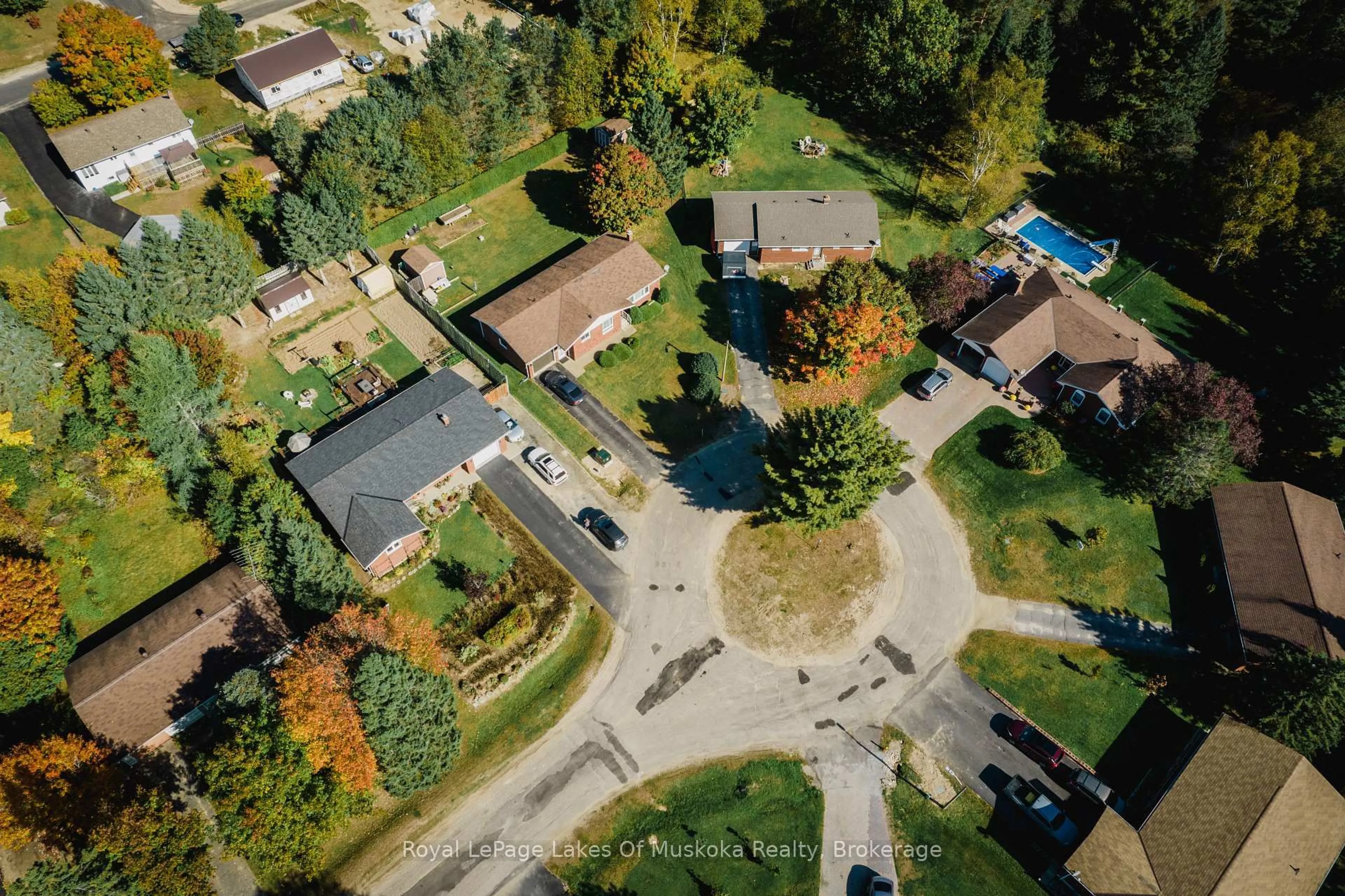 A pic from outside/outdoor area/front of a property/back of a property/a pic from drone, street for 10 Robertson Crt, Sundridge Ontario P0A 1Z0