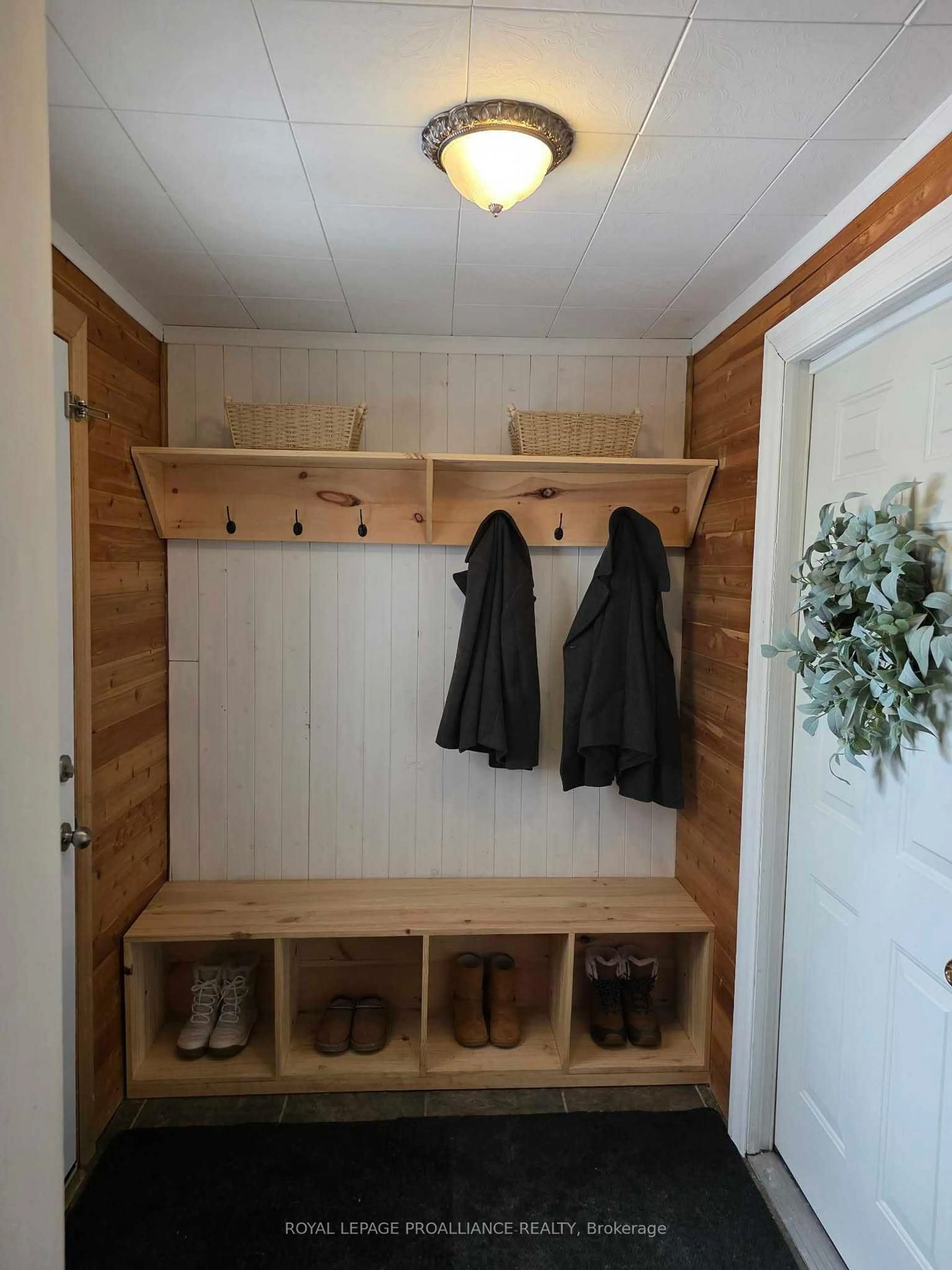 Indoor entryway for 76 Benjamin St, Belleville Ontario K8P 1P9