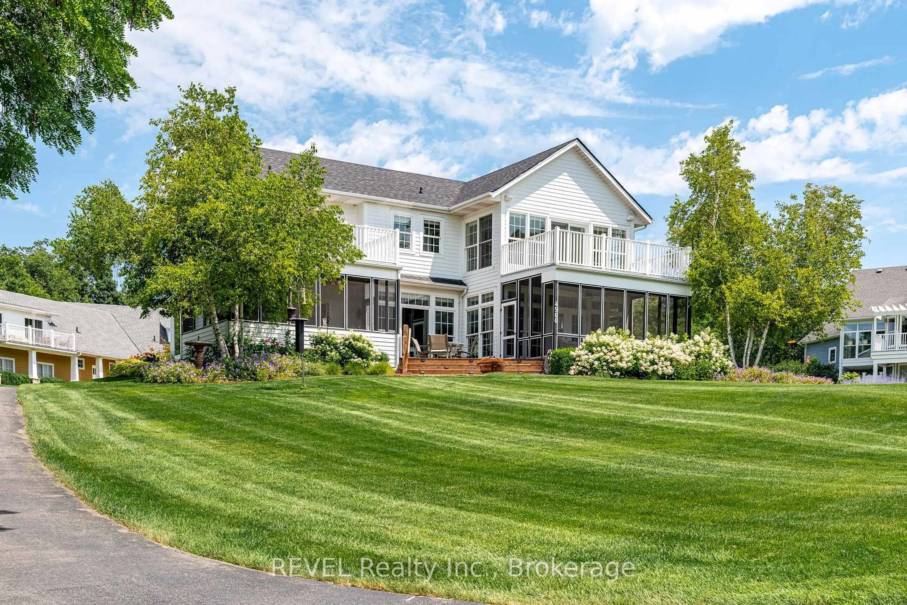 A pic from outside/outdoor area/front of a property/back of a property/a pic from drone, unknown for 4900 South Shore Rd, Fort Erie Ontario L0S 1B0