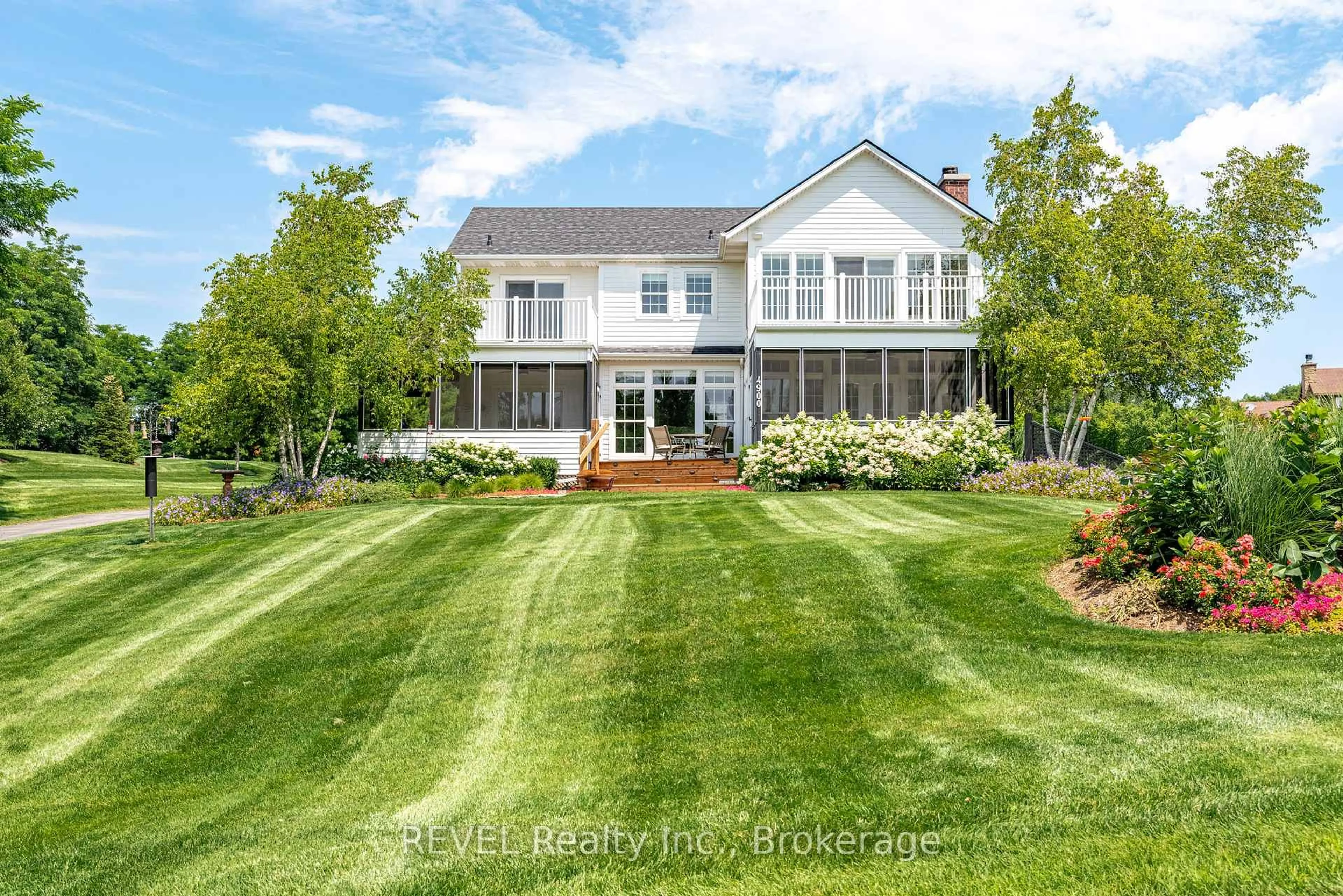 A pic from outside/outdoor area/front of a property/back of a property/a pic from drone, unknown for 4900 South Shore Rd, Fort Erie Ontario L0S 1B0