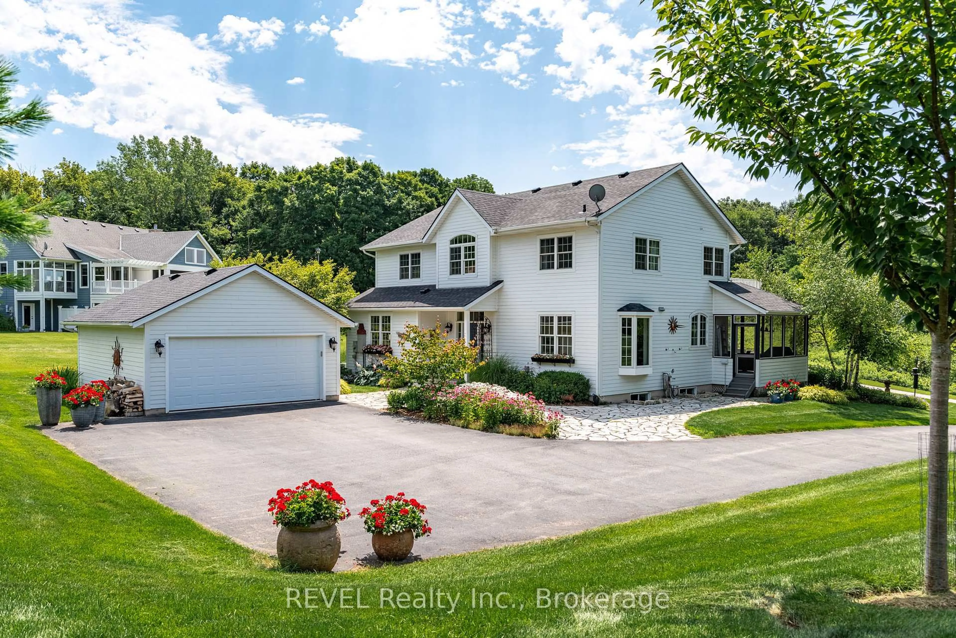 A pic from outside/outdoor area/front of a property/back of a property/a pic from drone, street for 4900 South Shore Rd, Fort Erie Ontario L0S 1B0