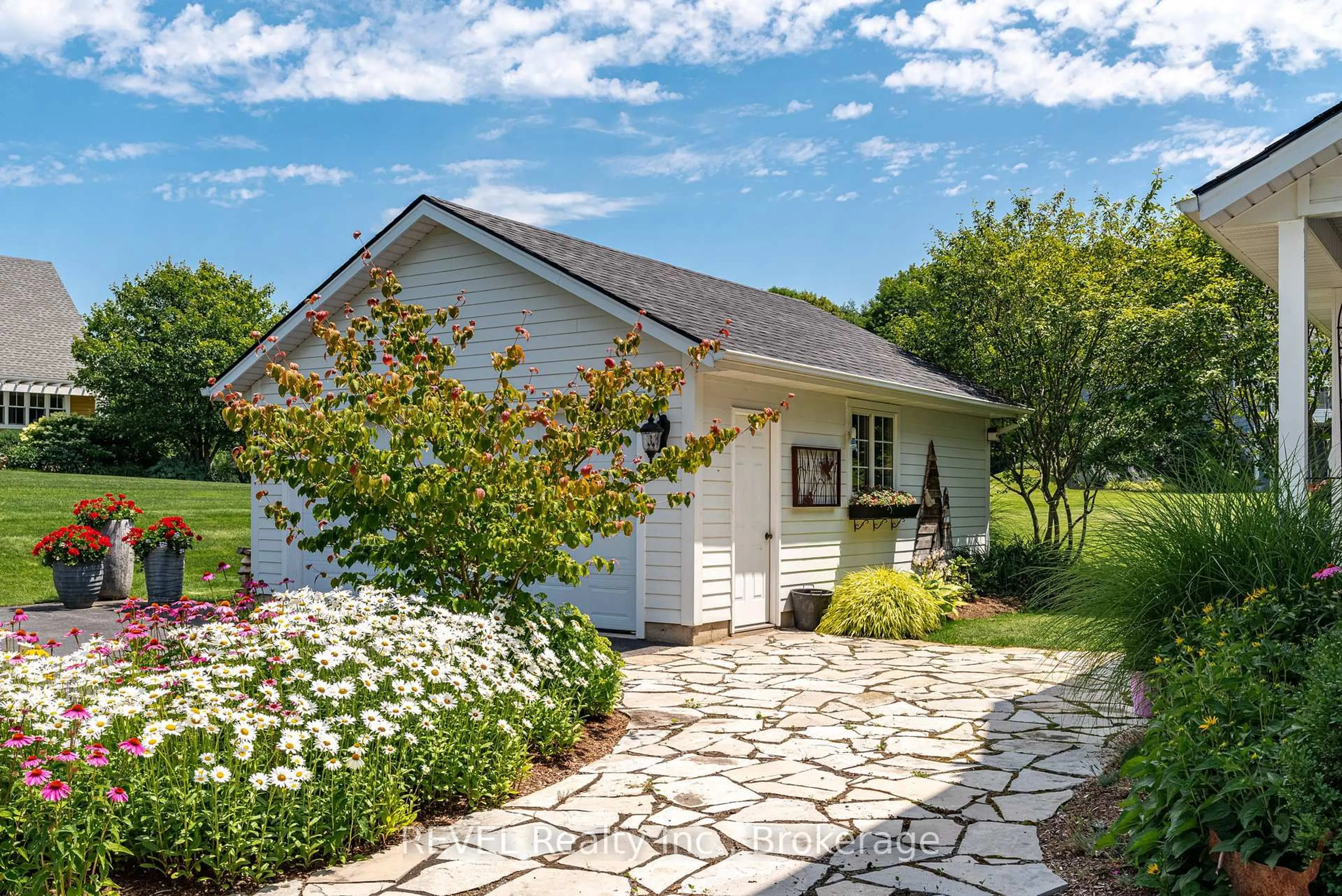 Patio, street for 4900 South Shore Rd, Fort Erie Ontario L0S 1B0