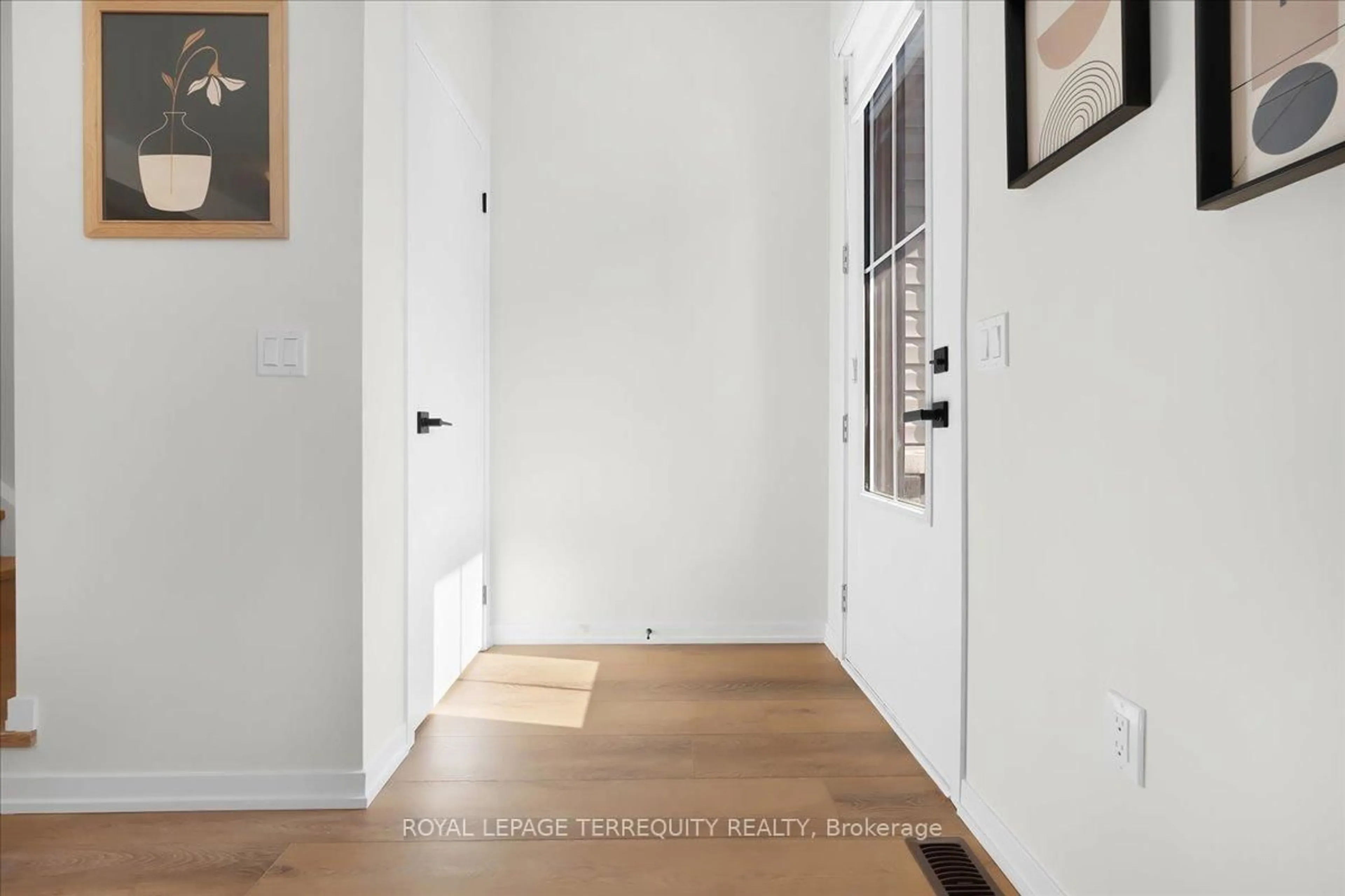 Indoor entryway for 38 Kingbird Common, Cambridge Ontario N1T 0H3